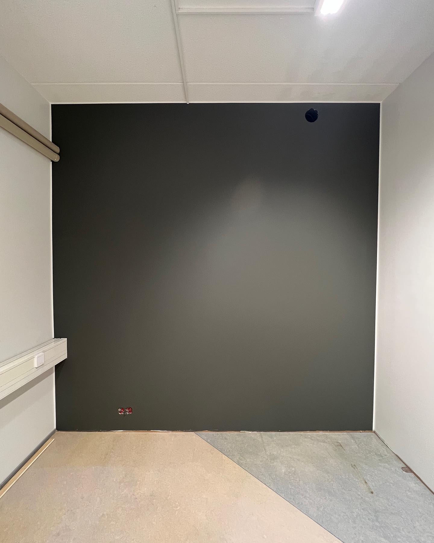 Tehosteseiniä toimistohuoneeseen tässä tilanteessa? - No ehkä yksi 🤩Katto sai uuden valkoisen värin, muut seinät maalattiin maalarinvalkoisella ja tehosteseinän sävynä asiallisen tummanharmaa RAL 7010!