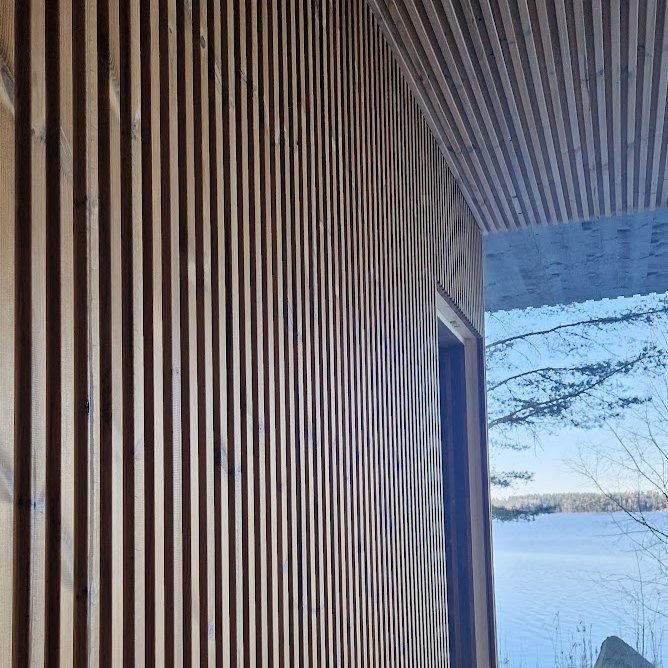 Työviikko Mäyriässä on ollut työntäyteinen: sisätilojen paneloinnit etenevät, talotekniikka on pääosin asennettu ja olemme päässeet valmistelemaan vesieristys- sekä laatoitustöitä. Myös sisustushankinnat alkavat olla loppusuoralla.
Suunnittelemme yksityiskohdat ja valitsemme materiaalit siten, että ne paitsi näyttävät hyvältä, myös kestävät aikaa ja käyttöä. Kun puitteet on hiottu viimeisen päälle, sinun on helppo keskittyä olennaiseen – eli nauttimaan tästä maisemasta. 🥰🌲🌤️
Lempeetä viikonloppua kaikille! 💚
#yleinensauna #saunacapital #mäyriä #lempäälä #sisustus #kyläsauna