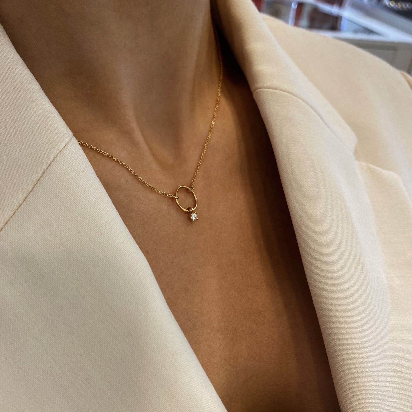 Juni necklace 💛
18k rödguld med en briljantslipad naturlig diamant, 0,09ct W.SI 💎
Juni symboliserar kärlek, liv och äktenskap ❤️
Ett fint smycke att ge sin älskade för att fira de speciella stunderna i livet som betyder mest. ❤️
elinkarl.se