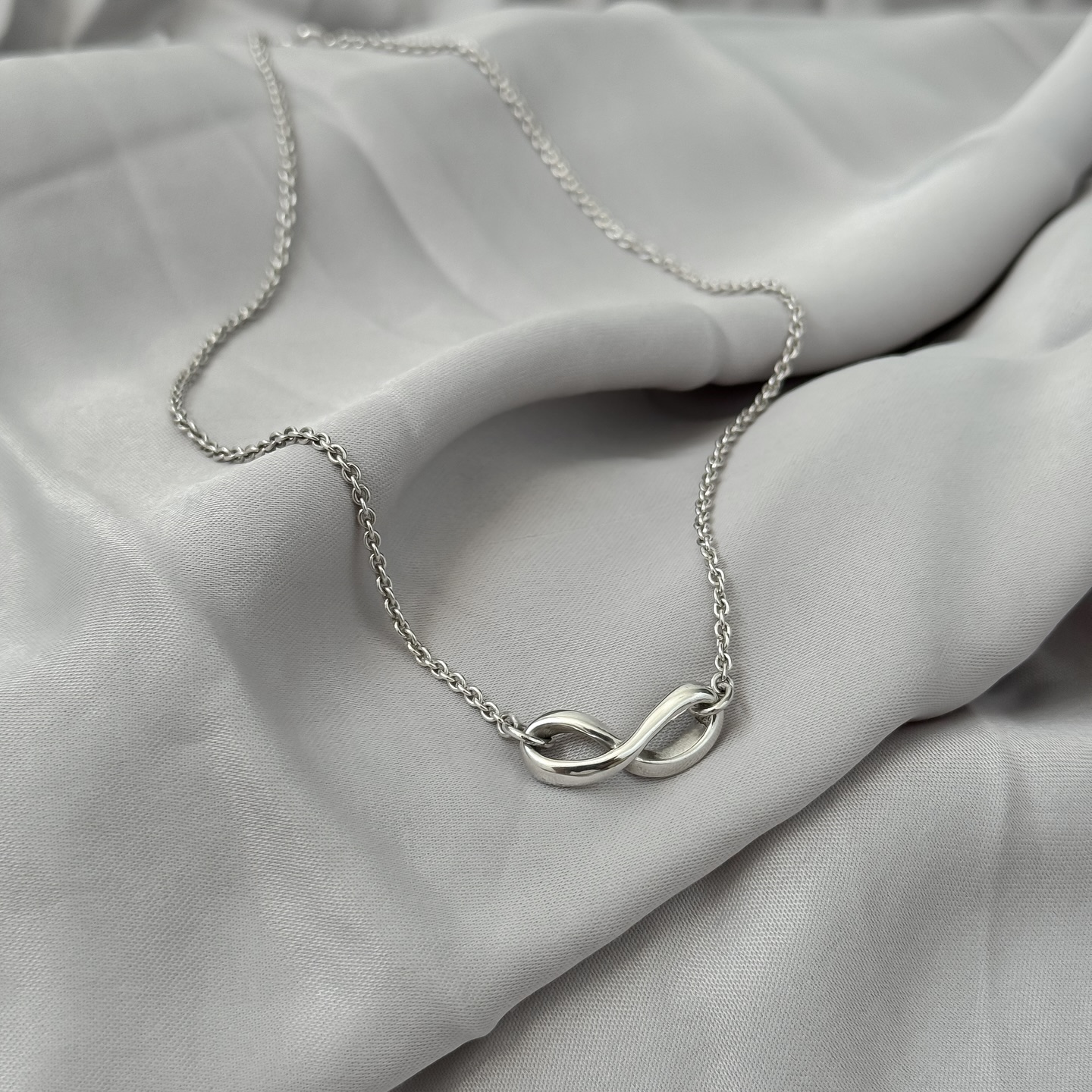 Adora necklace 🤍
Förklara din eviga kärlek med detta halsband som gåva.
Våra smycken är omsorgsfullt tillverkade i Sverige av återvunnen ädelmetall, silver och guld. 🤍💛
elinkarl.se