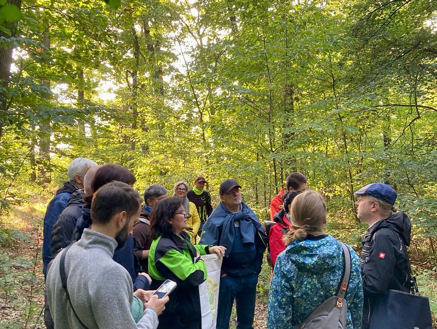 Wald Natur sein lassen🌲🌳
Letzte Woche fand N°2 unseres Waldspaziergangs mit Interessierten im Erfurter Steigerwald statt. Mit Revierförsterin Uta Krispin und dem stellvertretenden Leiter des Erfurter Umweltamts, Jens Düring, haben wir vor allem das Thema Waldwildnis beleuchtet. 
Als Erfurter Bündnisgrüne wollen wir erreichen, dass ein Stück Steigerwald aus der Nutzung genommen wird und der Wald sich dort frei entwickeln kann. 💚
Bei dem Spaziergang haben wir uns verschiedene Waldbewirtschaftungsformen im Steiger angeschaut - von der historischen Mittelwaldbewirtschaftung bis zu einem Stückchen, wo heute schon wenig gemacht wird. Deutlich wurde dabei, dass zum Erhalt einiger Arten und der biologischen Diversität an manchen Stellen Bewirtschaftung nötig ist: damit der Wald nicht verdunkelt, sondern lichtbedürftige Bäume der 2. Generation nachkommen können... und z.B. Eichenstandorte erhalten bleiben.
Wie so oft gilt: der vielfältige Mix macht einen klimaresilienten Wald aus. Wir bleiben dran und bald gibt´s das nächste Update von uns zum Thema Waldwildnis im Erfurter Steiger. 🌱🌻
