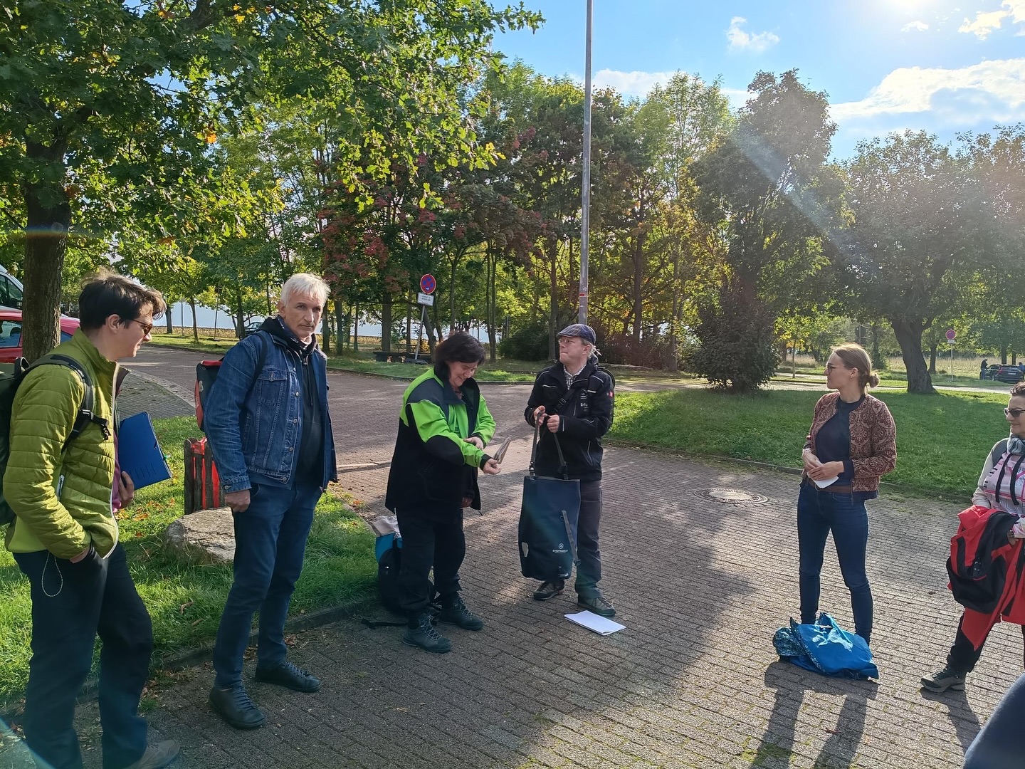 Wald Natur sein lassen🌲🌳
Letzte Woche fand N°2 unseres Waldspaziergangs mit Interessierten im Erfurter Steigerwald statt. Mit Revierförsterin Uta Krispin und dem stellvertretenden Leiter des Erfurter Umweltamts, Jens Düring, haben wir vor allem das Thema Waldwildnis beleuchtet.
Als Erfurter Bündnisgrüne wollen wir erreichen, dass ein Stück Steigerwald aus der Nutzung genommen wird und der Wald sich dort frei entwickeln kann. 💚
Bei dem Spaziergang haben wir uns verschiedene Waldbewirtschaftungsformen im Steiger angeschaut - von der historischen Mittelwaldbewirtschaftung bis zu einem Stückchen, wo heute schon wenig gemacht wird. Deutlich wurde dabei, dass zum Erhalt einiger Arten und der biologischen Diversität an manchen Stellen Bewirtschaftung nötig ist: damit der Wald nicht verdunkelt, sondern lichtbedürftige Bäume der 2. Generation nachkommen können... und z.B. Eichenstandorte erhalten bleiben.
Wie so oft gilt: der vielfältige Mix macht einen klimaresilienten Wald aus. Wir bleiben dran und bald gibt´s das nächste Update von uns zum Thema Waldwildnis im Erfurter Steiger. 🌱🌻