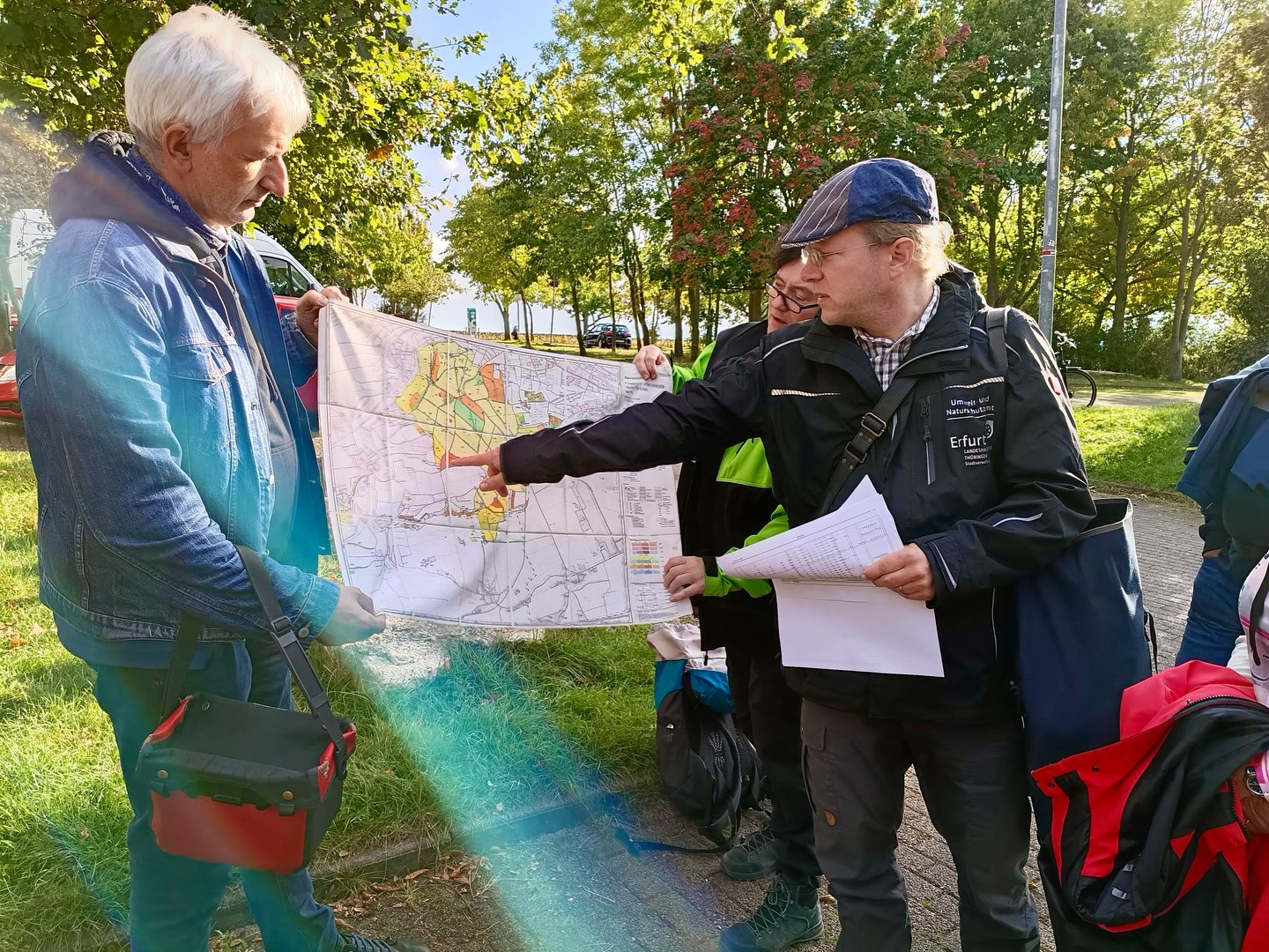 Wald Natur sein lassen🌲🌳
Letzte Woche fand N°2 unseres Waldspaziergangs mit Interessierten im Erfurter Steigerwald statt. Mit Revierförsterin Uta Krispin und dem stellvertretenden Leiter des Erfurter Umweltamts, Jens Düring, haben wir vor allem das Thema Waldwildnis beleuchtet. 
Als Erfurter Bündnisgrüne wollen wir erreichen, dass ein Stück Steigerwald aus der Nutzung genommen wird und der Wald sich dort frei entwickeln kann. 💚
Bei dem Spaziergang haben wir uns verschiedene Waldbewirtschaftungsformen im Steiger angeschaut - von der historischen Mittelwaldbewirtschaftung bis zu einem Stückchen, wo heute schon wenig gemacht wird. Deutlich wurde dabei, dass zum Erhalt einiger Arten und der biologischen Diversität an manchen Stellen Bewirtschaftung nötig ist: damit der Wald nicht verdunkelt, sondern lichtbedürftige Bäume der 2. Generation nachkommen können... und z.B. Eichenstandorte erhalten bleiben.
Wie so oft gilt: der vielfältige Mix macht einen klimaresilienten Wald aus. Wir bleiben dran und bald gibt´s das nächste Update von uns zum Thema Waldwildnis im Erfurter Steiger. 🌱🌻
