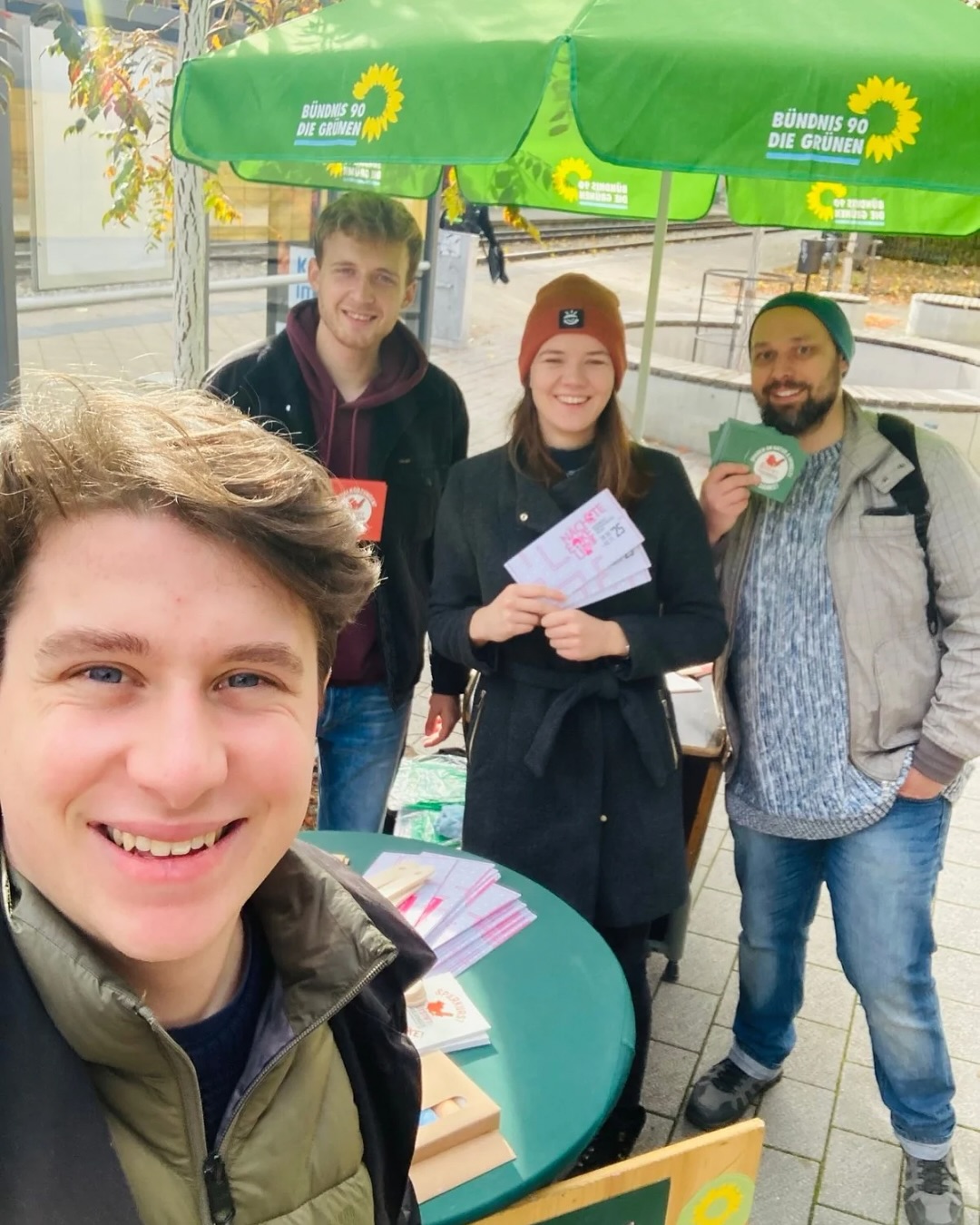 Gestern in der Grokistraße – gemeinsam für Zusammenhalt statt Kürzungen.
Die Kampagne „Kein Rotstift beim Zusammenhalt“ macht deutlich: Wenn Integrations‑, Nachbarschafts‑ und Vielfaltprojekte wegfallen, dann schadet das unserer Gesellschaft.
Doch genau das droht:
Die CDU verweigert ihre Zustimmung zum Landeshaushalt und blockiert damit wichtige Investitionen – ohne eigene Mehrheiten. Die Landesregierung will eine Haushaltskrise abwenden und kündigt nun massive Kürzungen an. Die Folge: Projekte, die Menschen stärken und unsere Demokratie stützen, stehen vor dem Aus.
Wer spart, zerstört Strukturen. Und trifft die Falschen.
📩 Auf rotstift-thueringen.de kannst du jetzt aktiv werden: Mit nur wenigen Klicks eine Mail an die politisch Verantwortlichen senden – für eine Politik, die Menschen und Miteinander schützt.
Zeigen wir gemeinsam: Thüringen braucht mehr Zusammenhalt, nicht weniger.
#rotstiftthueringen #grüneerfrurt