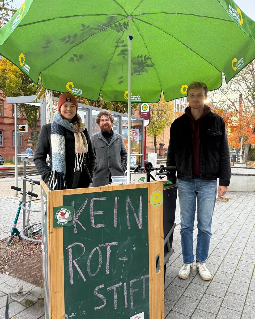 Gestern in der Grokistraße – gemeinsam für Zusammenhalt statt Kürzungen.
Die Kampagne „Kein Rotstift beim Zusammenhalt“ macht deutlich: Wenn Integrations‑, Nachbarschafts‑ und Vielfaltprojekte wegfallen, dann schadet das unserer Gesellschaft.
Doch genau das droht:
Die CDU verweigert ihre Zustimmung zum Landeshaushalt und blockiert damit wichtige Investitionen – ohne eigene Mehrheiten. Die Landesregierung will eine Haushaltskrise abwenden und kündigt nun massive Kürzungen an. Die Folge: Projekte, die Menschen stärken und unsere Demokratie stützen, stehen vor dem Aus.
Wer spart, zerstört Strukturen. Und trifft die Falschen.
📩 Auf rotstift-thueringen.de kannst du jetzt aktiv werden: Mit nur wenigen Klicks eine Mail an die politisch Verantwortlichen senden – für eine Politik, die Menschen und Miteinander schützt.
Zeigen wir gemeinsam: Thüringen braucht mehr Zusammenhalt, nicht weniger.
#rotstiftthueringen #grüneerfrurt