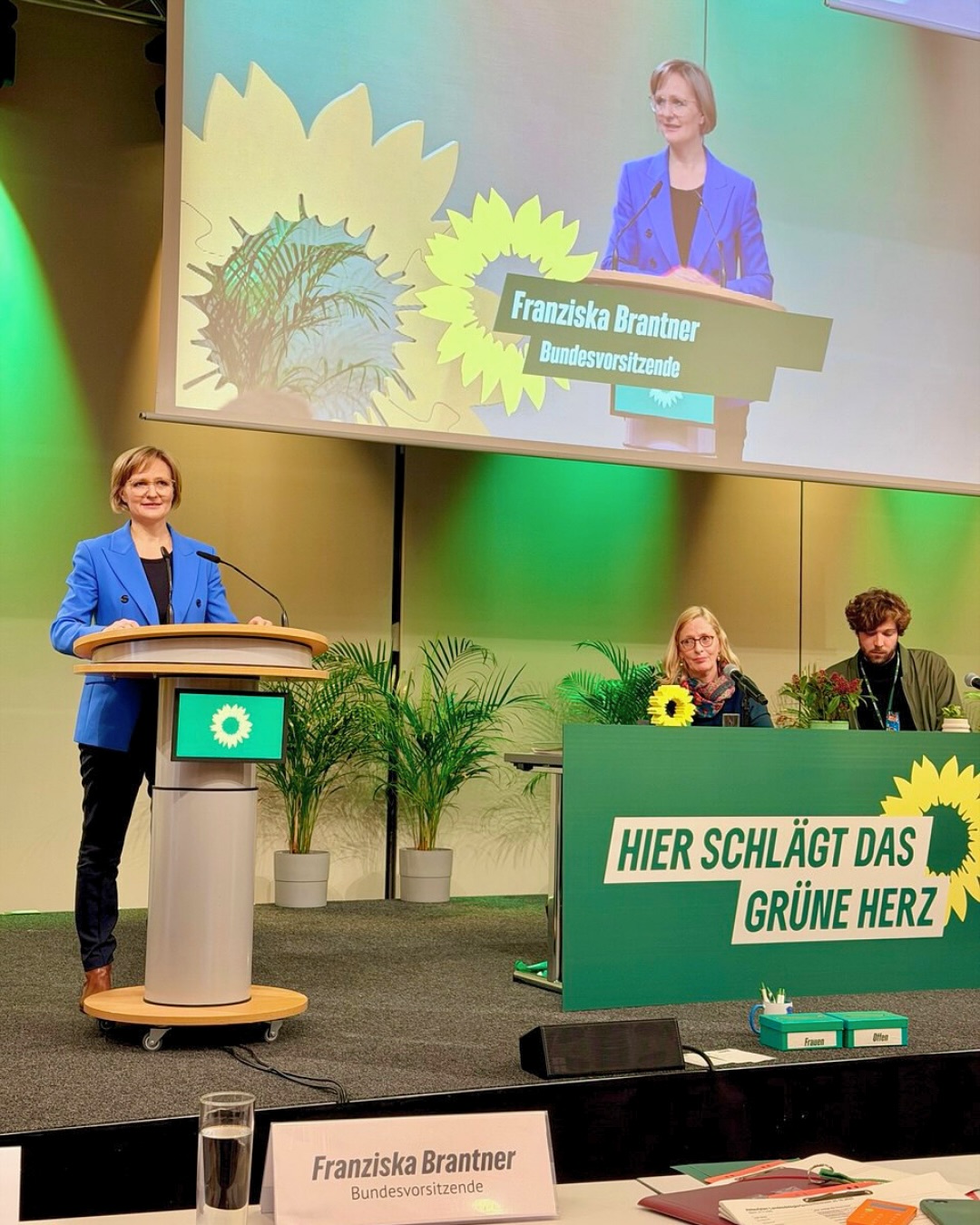 💚 Hier schlägt das Grüne Herz – und es pocht laut!
Thüringen, dein grünes Gewissen war auf der #LDK25 in Erfurt zu spüren! 🌿🔥 Wir sind das Grüne Herz – nicht nur im Namen, sondern im Kampf für Klimaschutz, Vielfalt und Zusammenhalt. Während andere kürzen, spalten oder wegschauen, zeigen wir: Wir bleiben kämpferisch. Wir bleiben hoffnungsvoll.
👊 Empört? Ja! Über Rassismus im Kanzleramt, Haushaltskürzungen für Natur & Integration, und den wachsenden Rechtsextremismus.
✨ Zuversichtlich? ABSOLUT! Denn wir haben Pläne für ein lebenswertes Thüringen – mit euch, mit der Zivilgesellschaft, Seite an Seite.
Gratulation an @lau.ra_wahl @gruenerdavid und @elisa_ohnebeth für die Wahl in den Landesparteirat von @gruene_th
#GrünesHerz #Thüringen #LDK2025 #Klimaschutz #Zusammenhalt #Bündnispartei #Erfurt