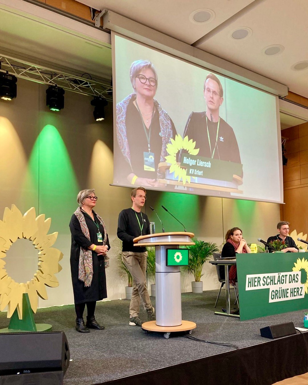 💚 Hier schlägt das Grüne Herz – und es pocht laut!
Thüringen, dein grünes Gewissen war auf der #LDK25 in Erfurt zu spüren! 🌿🔥 Wir sind das Grüne Herz – nicht nur im Namen, sondern im Kampf für Klimaschutz, Vielfalt und Zusammenhalt. Während andere kürzen, spalten oder wegschauen, zeigen wir: Wir bleiben kämpferisch. Wir bleiben hoffnungsvoll.
👊 Empört? Ja! Über Rassismus im Kanzleramt, Haushaltskürzungen für Natur & Integration, und den wachsenden Rechtsextremismus.
✨ Zuversichtlich? ABSOLUT! Denn wir haben Pläne für ein lebenswertes Thüringen – mit euch, mit der Zivilgesellschaft, Seite an Seite.
Gratulation an @lau.ra_wahl @gruenerdavid und @elisa_ohnebeth für die Wahl in den Landesparteirat von @gruene_th
#GrünesHerz #Thüringen #LDK2025 #Klimaschutz #Zusammenhalt #Bündnispartei #Erfurt