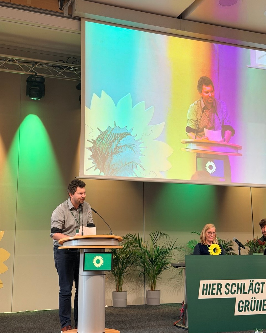 💚 Hier schlägt das Grüne Herz – und es pocht laut!
Thüringen, dein grünes Gewissen war auf der #LDK25 in Erfurt zu spüren! 🌿🔥 Wir sind das Grüne Herz – nicht nur im Namen, sondern im Kampf für Klimaschutz, Vielfalt und Zusammenhalt. Während andere kürzen, spalten oder wegschauen, zeigen wir: Wir bleiben kämpferisch. Wir bleiben hoffnungsvoll.
👊 Empört? Ja! Über Rassismus im Kanzleramt, Haushaltskürzungen für Natur & Integration, und den wachsenden Rechtsextremismus.
✨ Zuversichtlich? ABSOLUT! Denn wir haben Pläne für ein lebenswertes Thüringen – mit euch, mit der Zivilgesellschaft, Seite an Seite.
Gratulation an @lau.ra_wahl @gruenerdavid und @elisa_ohnebeth für die Wahl in den Landesparteirat von @gruene_th
#GrünesHerz #Thüringen #LDK2025 #Klimaschutz #Zusammenhalt #Bündnispartei #Erfurt