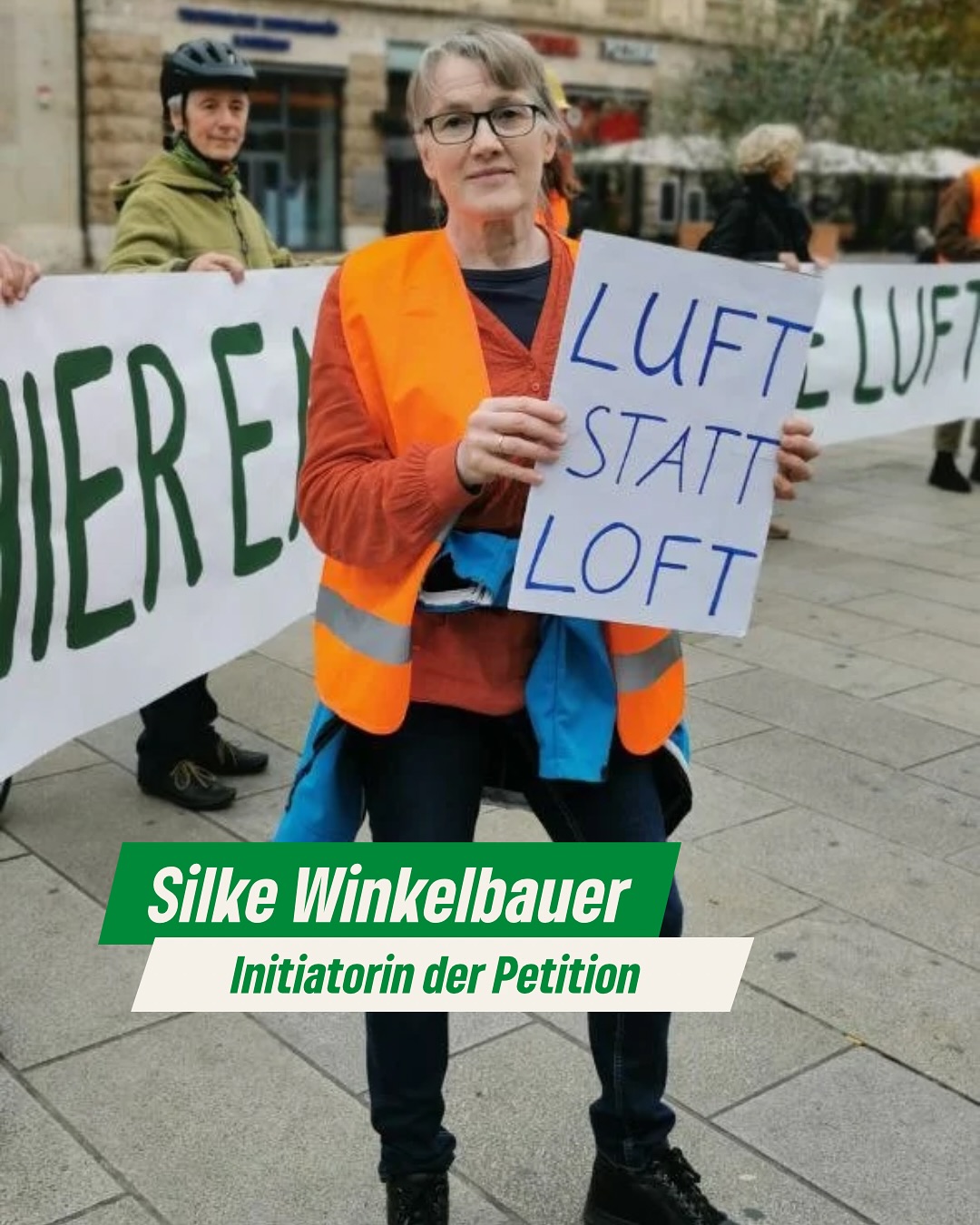 In Hochheim soll ein neues Baugebiet entstehen, mitten in der Klimaschutzzone 1. Dort, wo heute noch fruchtbare Böden Wasser aufnehmen und kühle Luft in die Stadt strömt, könnten bald Einfamilienhäuser stehen.
Wir haben uns am Samstag Gemeinsam mit Anwohner*innen auf dem Bahnhofsvorplatz versammelt, um ein klares Zeichen zu setzen: Diese Bebauung ist kein Beitrag zur Lösung der Wohnungsfrage, sondern eine Gefahr für Klima, Umwelt und den sozialen Zusammenhalt in Erfurt. Wir fordern Luft für alle statt Loft für wenige!
Hochheim ist schon jetzt regelmäßig von Überschwemmungen betroffen. Weitere Versiegelung würde die Lage verschärfen. Und die Umwandlung von Garten- und Nutzflächen in teures Bauland hilft nicht denen, die bezahlbaren Wohnraum brauchen. Denn tatsächlich bindet die Herstellung von Baurecht auch für nur drei Häuser stark Verwaltungskapazitäten - die beim sozialen Wohnungsbau und anderen Bebauungsplänen fehlen.
Am Mittwoch wird im Stadtrat darüber entscheiden. Für uns Grüne ist klar: Keine Politik auf Kosten der Umwelt. Keine Entscheidung zu lasten Vieler. Und keine weitere Aufweichung des Klimaschutzes.
#luftstattloft #hochheim #grüneerfurt