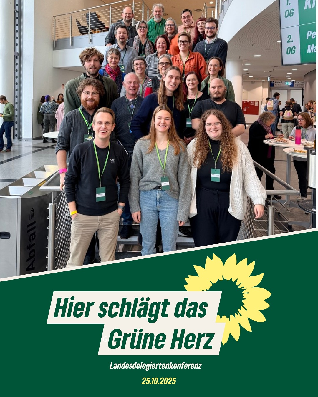💚 Hier schlägt das Grüne Herz – und es pocht laut!
Thüringen, dein grünes Gewissen war auf der #LDK25 in Erfurt zu spüren! 🌿🔥 Wir sind das Grüne Herz – nicht nur im Namen, sondern im Kampf für Klimaschutz, Vielfalt und Zusammenhalt. Während andere kürzen, spalten oder wegschauen, zeigen wir: Wir bleiben kämpferisch. Wir bleiben hoffnungsvoll.
👊 Empört? Ja! Über Rassismus im Kanzleramt, Haushaltskürzungen für Natur & Integration, und den wachsenden Rechtsextremismus.
✨ Zuversichtlich? ABSOLUT! Denn wir haben Pläne für ein lebenswertes Thüringen – mit euch, mit der Zivilgesellschaft, Seite an Seite.
Gratulation an @lau.ra_wahl @gruenerdavid und @elisa_ohnebeth für die Wahl in den Landesparteirat von @gruene_th
#GrünesHerz #Thüringen #LDK2025 #Klimaschutz #Zusammenhalt #Bündnispartei #Erfurt