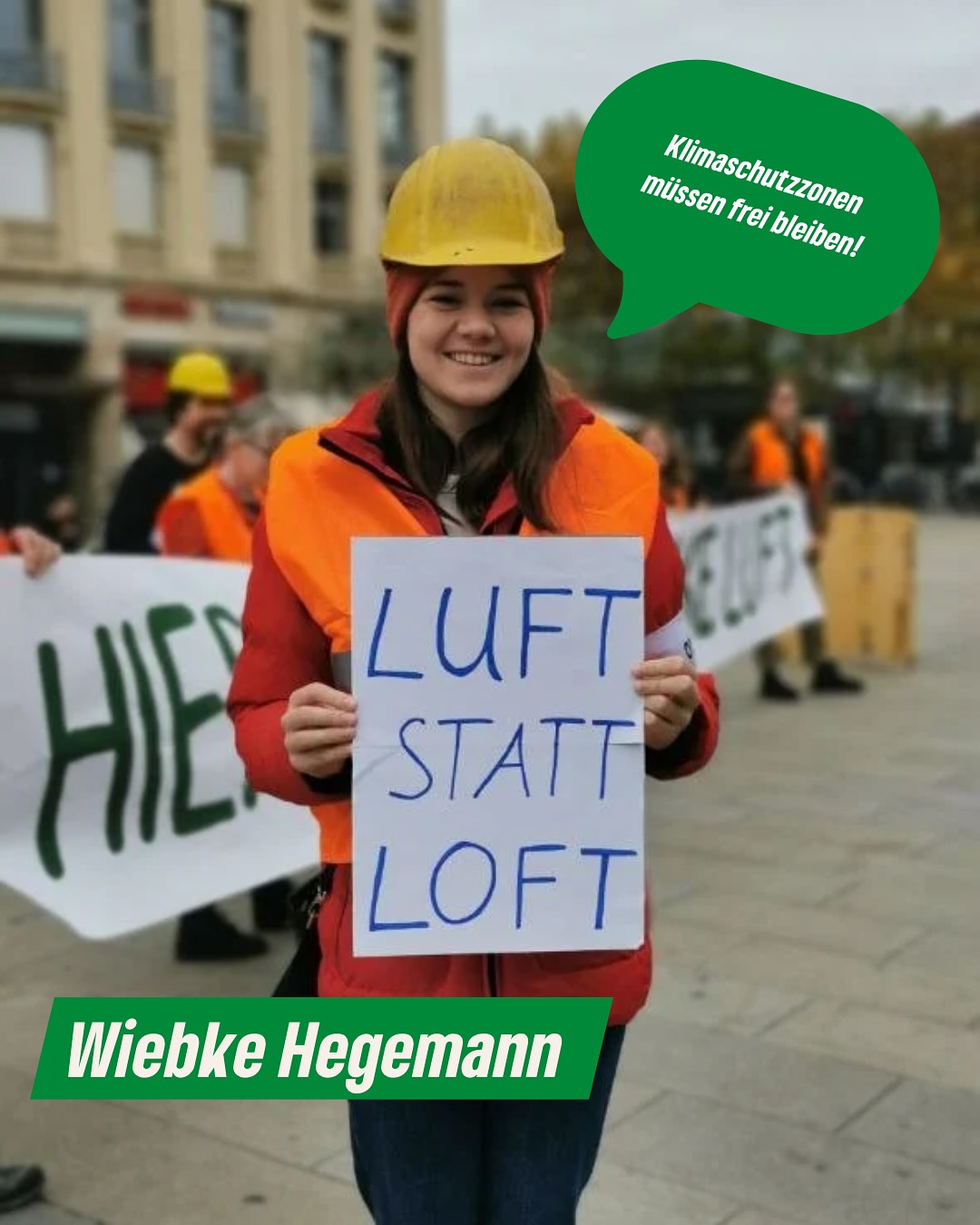 In Hochheim soll ein neues Baugebiet entstehen, mitten in der Klimaschutzzone 1. Dort, wo heute noch fruchtbare Böden Wasser aufnehmen und kühle Luft in die Stadt strömt, könnten bald Einfamilienhäuser stehen.
Wir haben uns am Samstag Gemeinsam mit Anwohner*innen auf dem Bahnhofsvorplatz versammelt, um ein klares Zeichen zu setzen: Diese Bebauung ist kein Beitrag zur Lösung der Wohnungsfrage, sondern eine Gefahr für Klima, Umwelt und den sozialen Zusammenhalt in Erfurt. Wir fordern Luft für alle statt Loft für wenige!
Hochheim ist schon jetzt regelmäßig von Überschwemmungen betroffen. Weitere Versiegelung würde die Lage verschärfen. Und die Umwandlung von Garten- und Nutzflächen in teures Bauland hilft nicht denen, die bezahlbaren Wohnraum brauchen. Denn tatsächlich bindet die Herstellung von Baurecht auch für nur drei Häuser stark Verwaltungskapazitäten - die beim sozialen Wohnungsbau und anderen Bebauungsplänen fehlen.
Am Mittwoch wird im Stadtrat darüber entscheiden. Für uns Grüne ist klar: Keine Politik auf Kosten der Umwelt. Keine Entscheidung zu lasten Vieler. Und keine weitere Aufweichung des Klimaschutzes.
#luftstattloft #hochheim #grüneerfurt