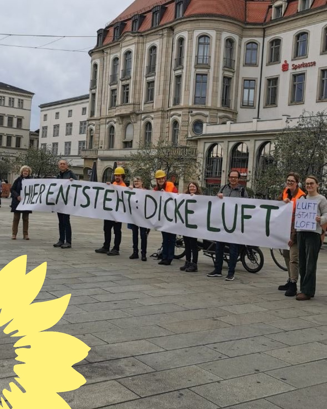 In Hochheim soll ein neues Baugebiet entstehen, mitten in der Klimaschutzzone 1. Dort, wo heute noch fruchtbare Böden Wasser aufnehmen und kühle Luft in die Stadt strömt, könnten bald Einfamilienhäuser stehen.
Wir haben uns am Samstag Gemeinsam mit Anwohner*innen auf dem Bahnhofsvorplatz versammelt, um ein klares Zeichen zu setzen: Diese Bebauung ist kein Beitrag zur Lösung der Wohnungsfrage, sondern eine Gefahr für Klima, Umwelt und den sozialen Zusammenhalt in Erfurt. Wir fordern Luft für alle statt Loft für wenige!
Hochheim ist schon jetzt regelmäßig von Überschwemmungen betroffen. Weitere Versiegelung würde die Lage verschärfen. Und die Umwandlung von Garten- und Nutzflächen in teures Bauland hilft nicht denen, die bezahlbaren Wohnraum brauchen. Denn tatsächlich bindet die Herstellung von Baurecht auch für nur drei Häuser stark Verwaltungskapazitäten - die beim sozialen Wohnungsbau und anderen Bebauungsplänen fehlen.
Am Mittwoch wird im Stadtrat darüber entscheiden. Für uns Grüne ist klar: Keine Politik auf Kosten der Umwelt. Keine Entscheidung zu lasten Vieler. Und keine weitere Aufweichung des Klimaschutzes.
#luftstattloft #hochheim #grüneerfurt