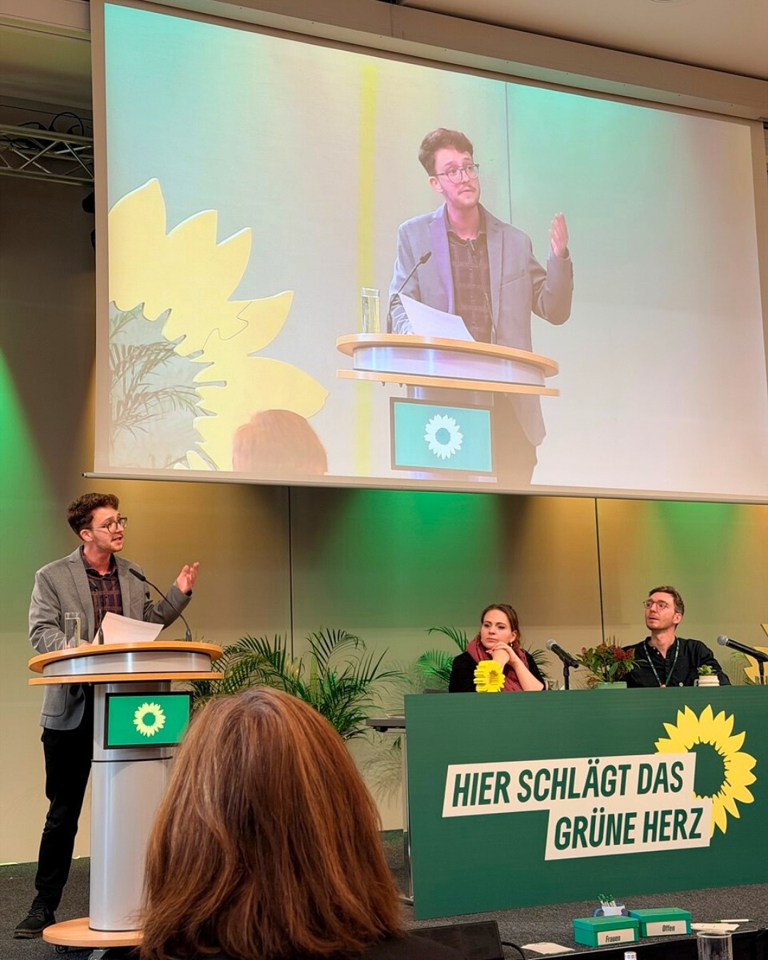 💚 Hier schlägt das Grüne Herz – und es pocht laut!
Thüringen, dein grünes Gewissen war auf der #LDK25 in Erfurt zu spüren! 🌿🔥 Wir sind das Grüne Herz – nicht nur im Namen, sondern im Kampf für Klimaschutz, Vielfalt und Zusammenhalt. Während andere kürzen, spalten oder wegschauen, zeigen wir: Wir bleiben kämpferisch. Wir bleiben hoffnungsvoll.
👊 Empört? Ja! Über Rassismus im Kanzleramt, Haushaltskürzungen für Natur & Integration, und den wachsenden Rechtsextremismus.
✨ Zuversichtlich? ABSOLUT! Denn wir haben Pläne für ein lebenswertes Thüringen – mit euch, mit der Zivilgesellschaft, Seite an Seite.
Gratulation an @lau.ra_wahl @gruenerdavid und @elisa_ohnebeth für die Wahl in den Landesparteirat von @gruene_th
#GrünesHerz #Thüringen #LDK2025 #Klimaschutz #Zusammenhalt #Bündnispartei #Erfurt