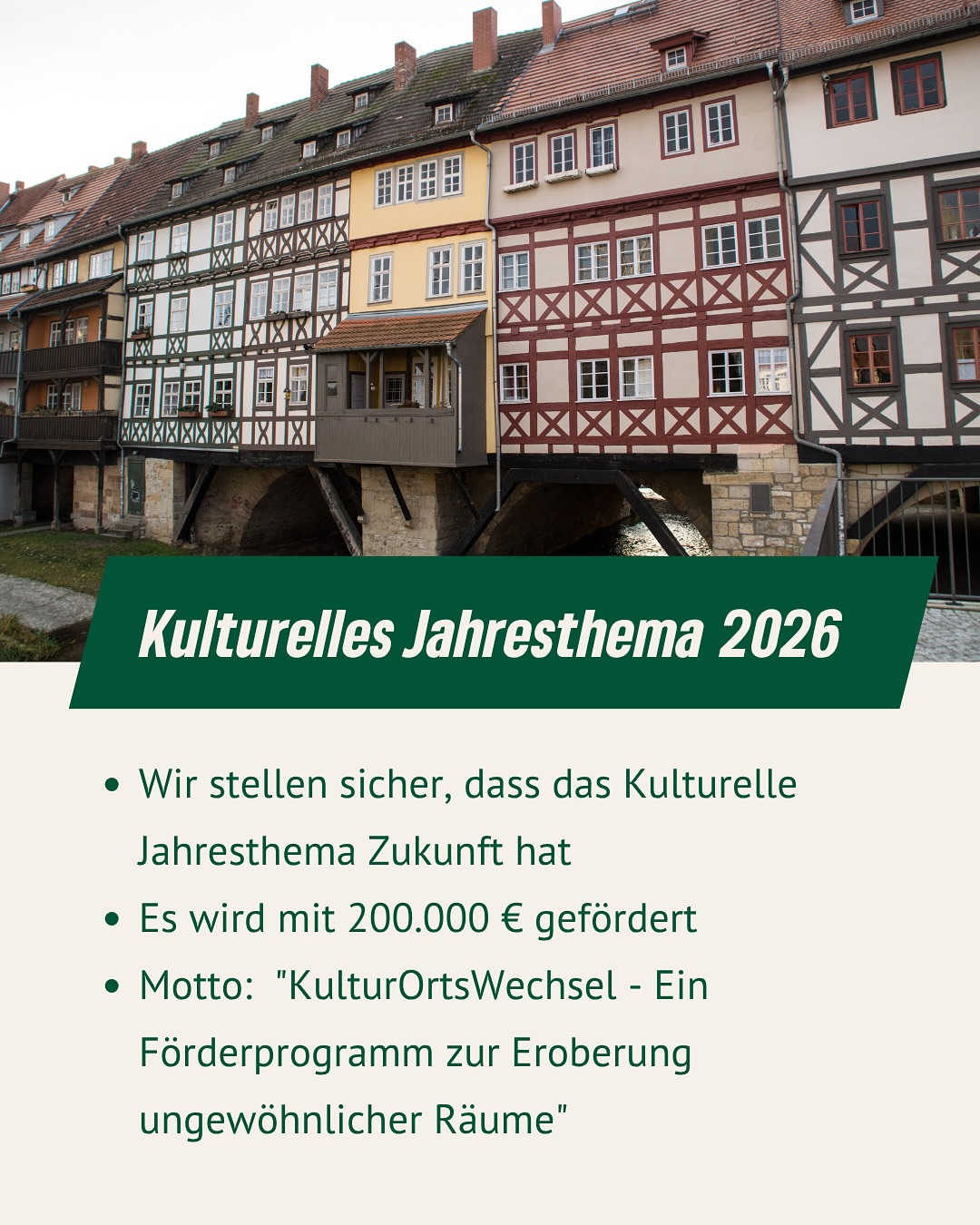 Am Mittwoch wird ab 17 Uhr im Erfurter Rathaus wieder über wichtige Themen für unsere Stadt diskutiert. Mit dabei sind mehrere Initiativen von uns, mit denen wir konkrete Verbesserungen für Erfurt anstoßen wollen:
🌃 Nachtkultur braucht Koordination:
Auf unsere grüne Initiative hin hat der Stadtrat bereits beschlossen, einen Nachtkulturbeauftragten einzusetzen – wir haben auch die Finanzierung im Nachtragshaushalt 2025 gesichert.
Jetzt fordern wir: Der OB muss die Stelle endlich ausschreiben! Denn Nachtkultur bindet junge, kreative Menschen an die Stadt. Das hat auch der umfassende Beteiligungsprozess gezeigt.
🎭 Theater Erfurt neu aufstellen:
Wir wollen das Theater strukturell und inhaltlich breiter aufstellen – gemeinsam mit den demokratischen Fraktionen.Dazu gehören: eine Teamleitung statt Einzelverantwortung, die Rückkehr des Schauspiels nach Erfurt und ein klarer Zukunftsplan für ein lebendiges Theater.
🎨 Kulturelles Jahresthema 2026 sichern:
Gemeinsam mit den progressiven Fraktionen setzen wir uns dafür ein, dass Erfurt auch 2026 ein kulturelles Jahresthema erhält. Es schafft Anreize für kreatives Tun und wirbt für den Kulturstandort Erfurt.
Das neue Motto: „KulturOrtsWechsel – Ein Förderprogramm zur Eroberung ungewöhnlicher Räume“ – mit 200.000 € gefördert.
#Stadtrat #GrüneErfurt #Kommunalpolitik #Kulturpolitik #TheaterErfurt #NachtlebenErfurt