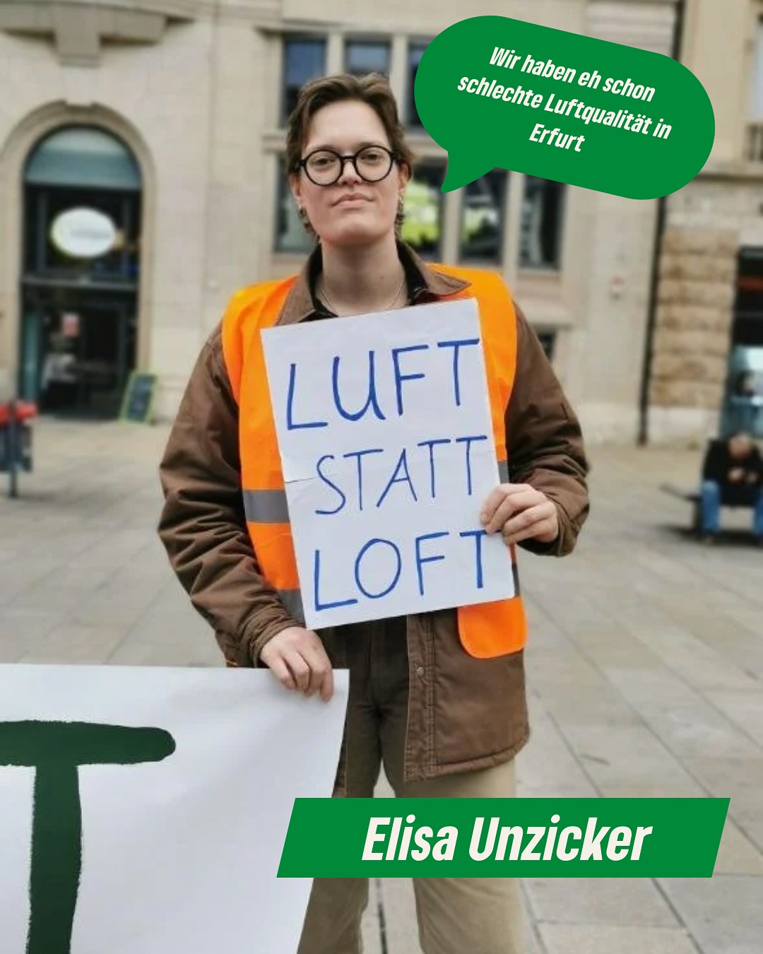 In Hochheim soll ein neues Baugebiet entstehen, mitten in der Klimaschutzzone 1. Dort, wo heute noch fruchtbare Böden Wasser aufnehmen und kühle Luft in die Stadt strömt, könnten bald Einfamilienhäuser stehen.
Wir haben uns am Samstag Gemeinsam mit Anwohner*innen auf dem Bahnhofsvorplatz versammelt, um ein klares Zeichen zu setzen: Diese Bebauung ist kein Beitrag zur Lösung der Wohnungsfrage, sondern eine Gefahr für Klima, Umwelt und den sozialen Zusammenhalt in Erfurt. Wir fordern Luft für alle statt Loft für wenige!
Hochheim ist schon jetzt regelmäßig von Überschwemmungen betroffen. Weitere Versiegelung würde die Lage verschärfen. Und die Umwandlung von Garten- und Nutzflächen in teures Bauland hilft nicht denen, die bezahlbaren Wohnraum brauchen. Denn tatsächlich bindet die Herstellung von Baurecht auch für nur drei Häuser stark Verwaltungskapazitäten - die beim sozialen Wohnungsbau und anderen Bebauungsplänen fehlen.
Am Mittwoch wird im Stadtrat darüber entscheiden. Für uns Grüne ist klar: Keine Politik auf Kosten der Umwelt. Keine Entscheidung zu lasten Vieler. Und keine weitere Aufweichung des Klimaschutzes.
#luftstattloft #hochheim #grüneerfurt