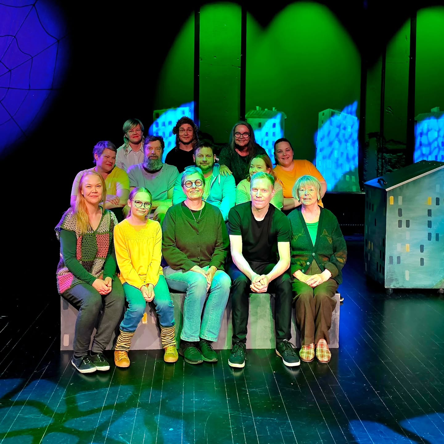 Syyskauden viimeinen 9 hyvää syytä elää nähtiin tänään. Esitykset jatkuvat tammikuussa. Tänään saatiin katsomoon myös teatterikummimme kansanedustaja…