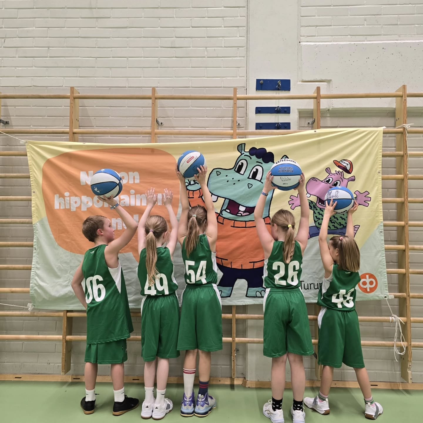 Vikoja treenejä vietettiin yhdessä vanhempien kanssa pelaillen ja leikkien.😊🏀
Pelit hippo turnauksessa mikrojen ja pikkususien kanssa sujuivat mahtavasti ja turnauksessa koettiin hienoja hetkiä.💪🏼
Kiitos kaikille pelaajille, huoltajille ja valmentajille syyskaudesta 2025. Syksy oli mukava ja onnistunut.
Hyvää joulua ja onnellista uuttavuotta.🎅🏼🥳
Treenit jatkuvat normaalisti viikolla 2.🙏🏼