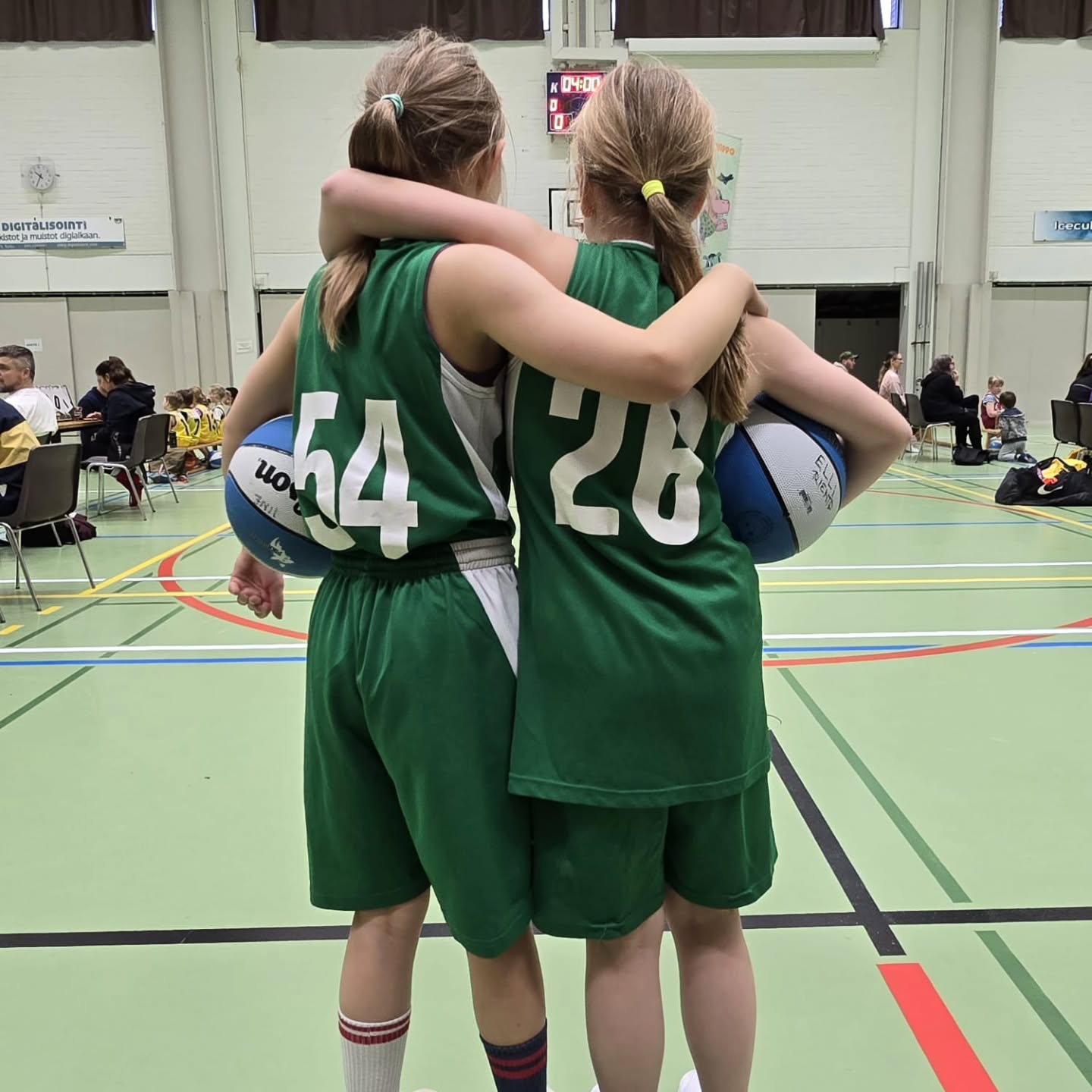 Vikoja treenejä vietettiin yhdessä vanhempien kanssa pelaillen ja leikkien.😊🏀
Pelit hippo turnauksessa mikrojen ja pikkususien kanssa sujuivat mahtavasti ja turnauksessa koettiin hienoja hetkiä.💪🏼
Kiitos kaikille pelaajille, huoltajille ja valmentajille syyskaudesta 2025. Syksy oli mukava ja onnistunut.
Hyvää joulua ja onnellista uuttavuotta.🎅🏼🥳
Treenit jatkuvat normaalisti viikolla 2.🙏🏼
