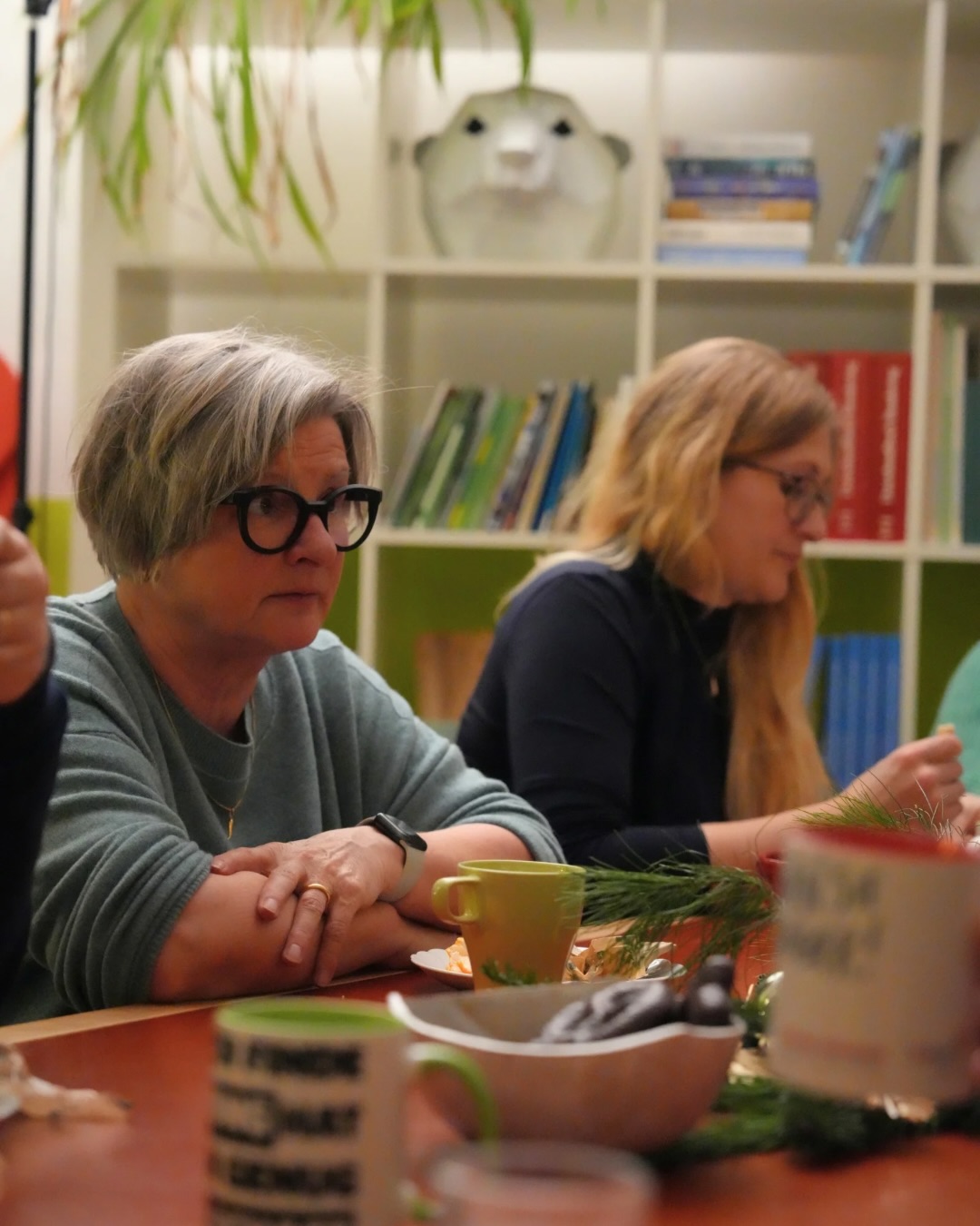 Ein intensives Jahr liegt hinter uns. Umso schöner, es gemeinsam ausklingen zu lassen. 🎄💚
Nach Monaten voller politischer Arbeit, vieler Termine und eines anspruchsvollen Bundestagswahlkampfs bot die Weihnachtsfeier des Kreisverbands Erfurt und des Landesverbands Thüringen genau den richtigen Rahmen für Begegnung und Austausch abseits des Alltags.
Zeit für persönlichen Austausch gab es auch mit unserer Bundestagsabgeordneten Katrin Göring-Eckardt.
Bei Glühwein, feinen Häppchen und weihnachtlichen Leckereien entstand eine offene, herzliche Stimmung.
Ein weiterer Höhepunkt des Abends war das Weihnachtsquiz. Das Gewinnerteam durfte anschließend ein Lebkuchenhaus bauen und Teamgeist unter Beweis stellen.
Klickt euch durch die Bilder und bekommt einen kleinen Einblick in diesen schönen gemeinsamen Abend. 📸✨
#GrüneErfurt #GrüneThüringen #Weihnachtsfeier #Jahresausklang