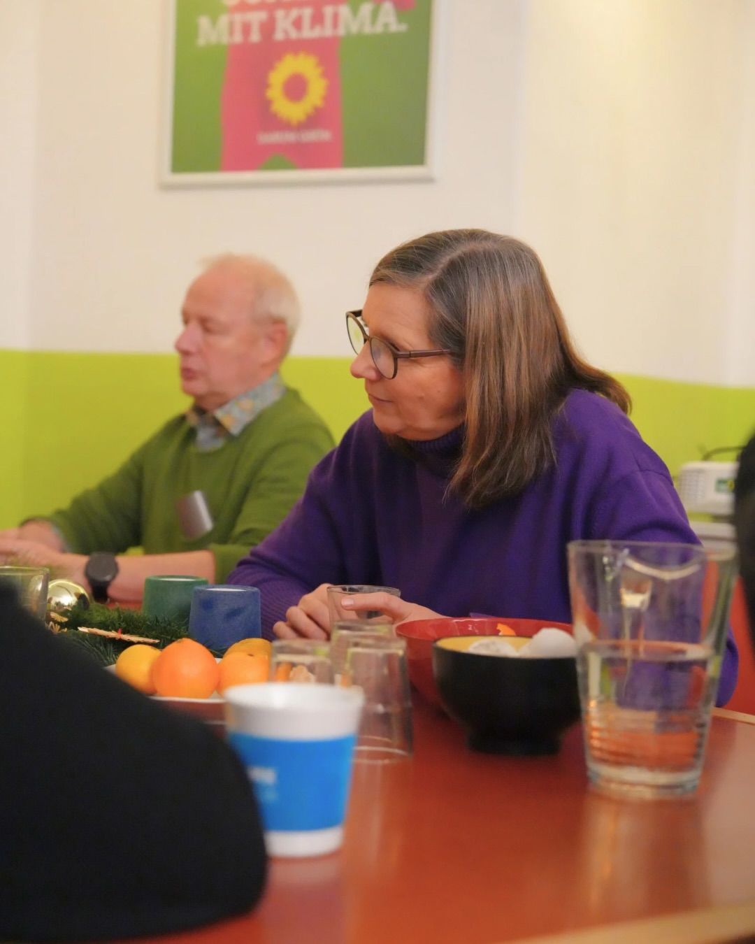 Ein intensives Jahr liegt hinter uns. Umso schöner, es gemeinsam ausklingen zu lassen. 🎄💚
Nach Monaten voller politischer Arbeit, vieler Termine und eines anspruchsvollen Bundestagswahlkampfs bot die Weihnachtsfeier des Kreisverbands Erfurt und des Landesverbands Thüringen genau den richtigen Rahmen für Begegnung und Austausch abseits des Alltags.
Zeit für persönlichen Austausch gab es auch mit unserer Bundestagsabgeordneten Katrin Göring-Eckardt.
Bei Glühwein, feinen Häppchen und weihnachtlichen Leckereien entstand eine offene, herzliche Stimmung.
Ein weiterer Höhepunkt des Abends war das Weihnachtsquiz. Das Gewinnerteam durfte anschließend ein Lebkuchenhaus bauen und Teamgeist unter Beweis stellen.
Klickt euch durch die Bilder und bekommt einen kleinen Einblick in diesen schönen gemeinsamen Abend. 📸✨
#GrüneErfurt #GrüneThüringen #Weihnachtsfeier #Jahresausklang