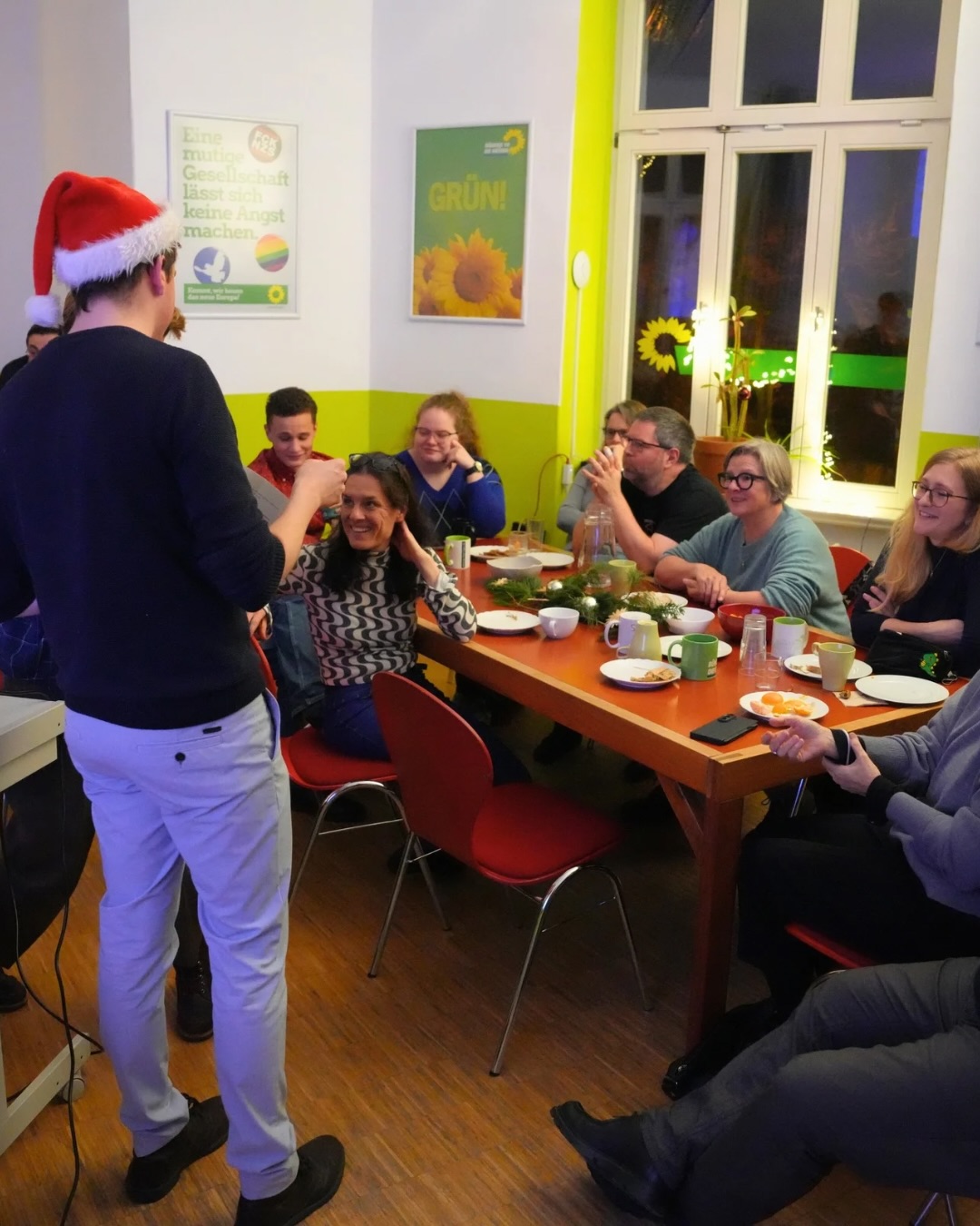 Ein intensives Jahr liegt hinter uns. Umso schöner, es gemeinsam ausklingen zu lassen. 🎄💚
Nach Monaten voller politischer Arbeit, vieler Termine und eines anspruchsvollen Bundestagswahlkampfs bot die Weihnachtsfeier des Kreisverbands Erfurt und des Landesverbands Thüringen genau den richtigen Rahmen für Begegnung und Austausch abseits des Alltags.
Zeit für persönlichen Austausch gab es auch mit unserer Bundestagsabgeordneten Katrin Göring-Eckardt.
Bei Glühwein, feinen Häppchen und weihnachtlichen Leckereien entstand eine offene, herzliche Stimmung.
Ein weiterer Höhepunkt des Abends war das Weihnachtsquiz. Das Gewinnerteam durfte anschließend ein Lebkuchenhaus bauen und Teamgeist unter Beweis stellen.
Klickt euch durch die Bilder und bekommt einen kleinen Einblick in diesen schönen gemeinsamen Abend. 📸✨
#GrüneErfurt #GrüneThüringen #Weihnachtsfeier #Jahresausklang