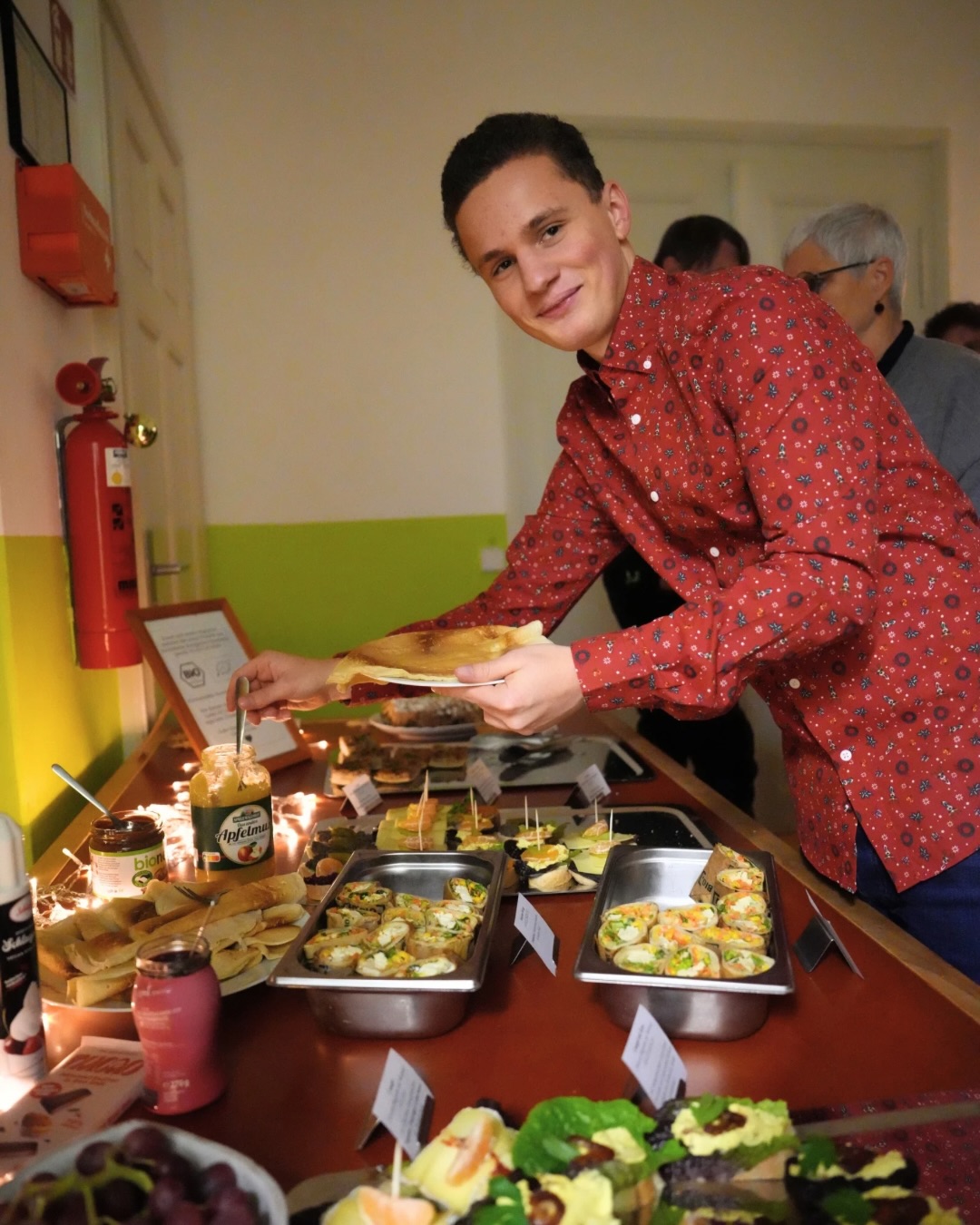 Ein intensives Jahr liegt hinter uns. Umso schöner, es gemeinsam ausklingen zu lassen. 🎄💚
Nach Monaten voller politischer Arbeit, vieler Termine und eines anspruchsvollen Bundestagswahlkampfs bot die Weihnachtsfeier des Kreisverbands Erfurt und des Landesverbands Thüringen genau den richtigen Rahmen für Begegnung und Austausch abseits des Alltags.
Zeit für persönlichen Austausch gab es auch mit unserer Bundestagsabgeordneten Katrin Göring-Eckardt.
Bei Glühwein, feinen Häppchen und weihnachtlichen Leckereien entstand eine offene, herzliche Stimmung.
Ein weiterer Höhepunkt des Abends war das Weihnachtsquiz. Das Gewinnerteam durfte anschließend ein Lebkuchenhaus bauen und Teamgeist unter Beweis stellen.
Klickt euch durch die Bilder und bekommt einen kleinen Einblick in diesen schönen gemeinsamen Abend. 📸✨
#GrüneErfurt #GrüneThüringen #Weihnachtsfeier #Jahresausklang