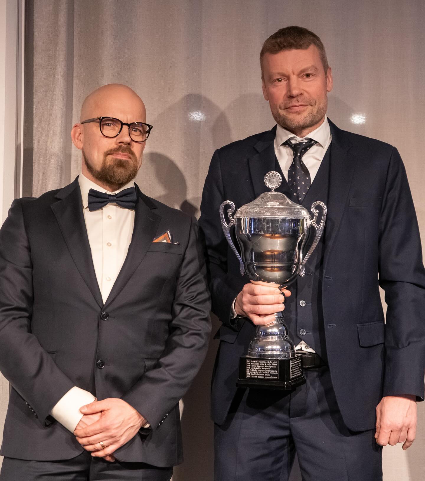Lauri Markkasen Koriskoulu palkittiin Keski-Suomen Urheilugaalassa vuoden lasten liikuttajana, palkinnon nouti JBA:n varapuheenjohtaja Mikko Valtonen. Lämmin kiitos kaikille toiminnassa mukana oleville seuroille, tukijoille, ohjaajille ja vapaaehtoisille!
Raadin perustelut:
JBA:n, HoNsU:n, SäyRi:n, MU:n, LU:n ja Huiman järjestämät ja yhteistyökumppaneiden mahdollistamat täysin maksuttomat Lauri Markkasen Koriskoulut ovat kahdeksan vuoden ajan tarjonneet yli 4000:lle lapselle iloisen ja innostavan liikuntaharrastuksen riippumatta perheen taustasta tai taloudellisesta tilanteesta.
Toimintaa on kehitetty pitkäjänteisesti ja lasten tarpeet huomioiden. Koriskoulut on laajennettu myös ympäristökuntiin, ja erityistä tukea tarvitseville lapsille on perustettu soveltavan liikunnan ryhmä. Koriskouluiän ylittäneille nuorille tarjotaan matalan kynnyksen harrastustoimintaa, ja niille tytöille ja pojille, jotka haluavat edetä kilpailulliseen toimintaan, on luotu sujuva polku Koriskoulusta juniorijoukkueisiin.
Lauri Markkasen Koriskoulut edistävät yhdenvertaisuutta, liikunnan iloa ja elinikäistä harrastamista, ja ovat esimerkillinen toimija lasten liikuttamisessa.
Huom! Koriskouluihin voi tulla mukaan myös kesken kauden, ilmoittaudu äkkiä täältä!
👉 www.koriskoulu.fi
#laurimarkkasenkoriskoulu
📸 Iina Kautto & Harri Kapustamäki