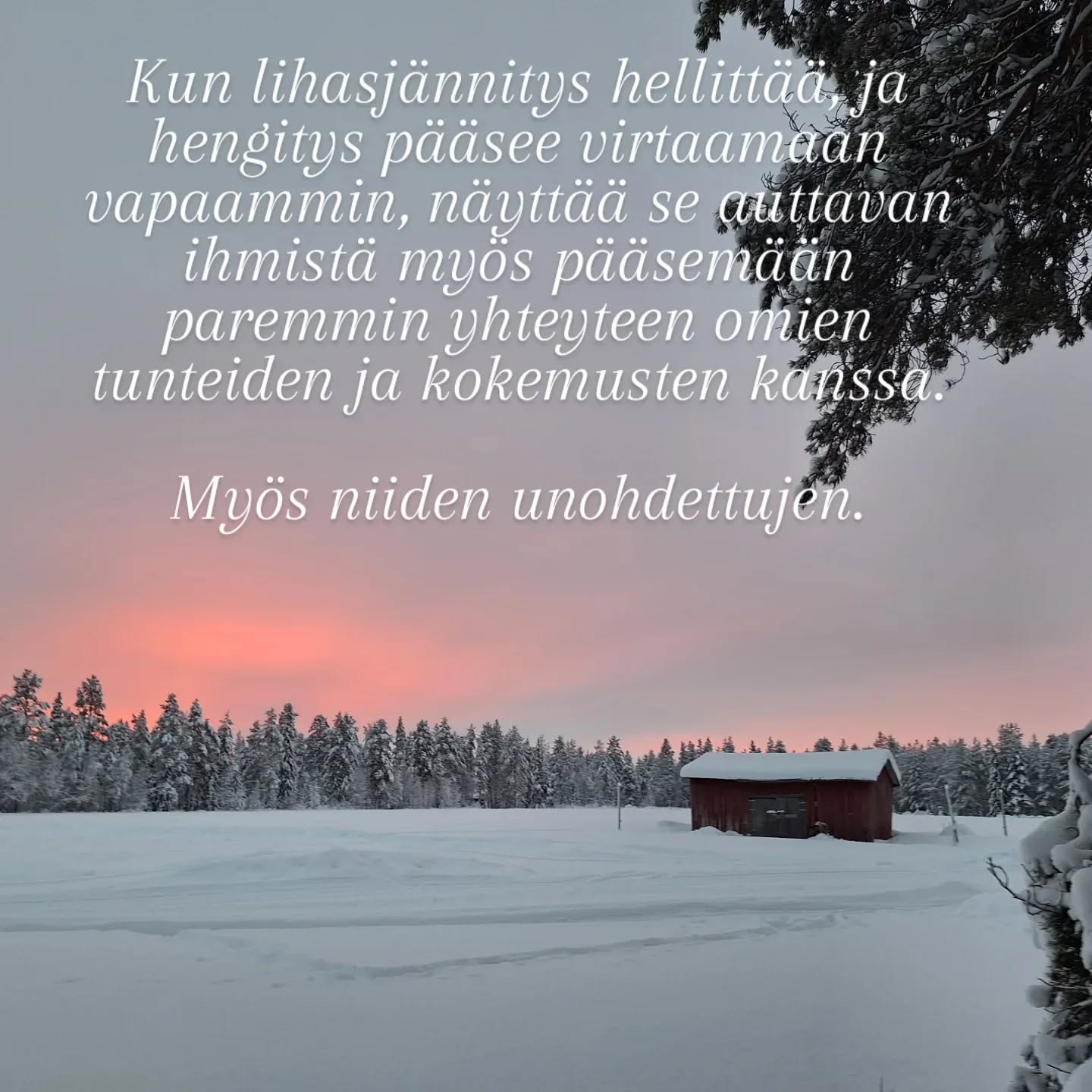 Rosen-metodin avulla on mahdollista päästä kosketuksiin tunteiden ja kokemusten kanssa kehon kautta.
Keho ei valehtele.
Hengityksen ja lihasten avulla keho osoittaa tunteidemme todellisuuden. Lihasjännityksen avulla keho tukahduttaa tunteita ja kokemuksia, joita emme kykene käsittelemään niiden tapahtumahetkellä.
Niinpä usein unohdamme, mitä alunperin tapahtui.
Nuo tunteet ja kokemukset ovat kuitenkin sisällämme, varastoituneina kehoomme, ja meidän on ponnisteltava suuresti pitääksemme ne tietoisuutemme ulottumattomissa.
Kun Rosenterapeutti työskentelee asiakkaan kanssa, hän käyttää ensin kosketusta tuodakseen kireän lihaksen tämän tietoisuuteen.
Kun lihasjännitys hellittää ja hengitys pääsee virtaamaan vapaammin, näyttää se auttavan ihmistä myös pääsemään helpommin yhteyteen tunteiden ja kokemustensa kanssa.
Myös niiden unohdettujen.
Tämä voi vapauttaa ihmisessä energiaa, joka ennen on mennyt lihasjännitysten ylläpitoon.
Parhaimmillaan se tuo ihan uudenlaista tilaa ihmisen elämään.
(Lähde: Rosen-menetelmä. Kosketusta keholle ja mielelle.)