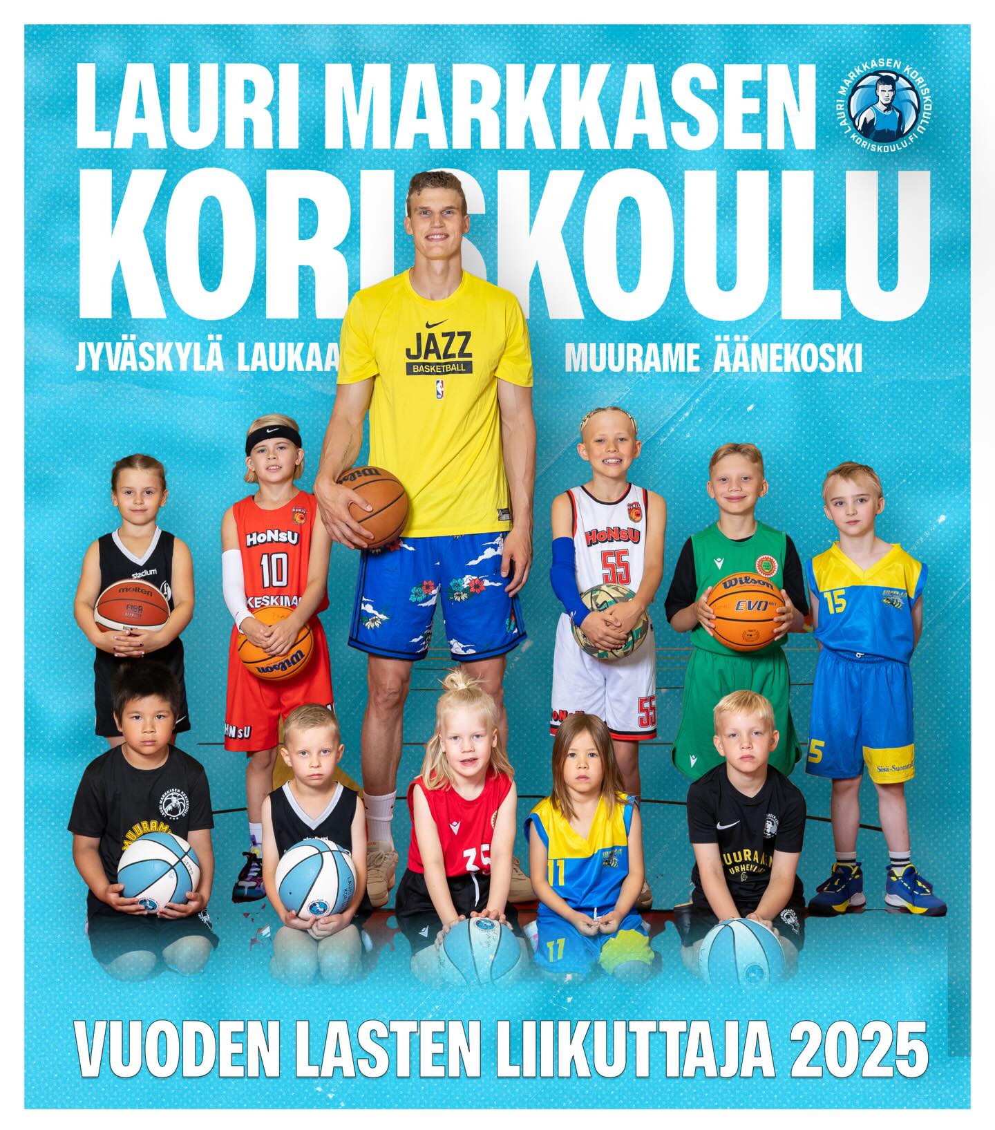 Lauri Markkasen Koriskoulu palkittiin Keski-Suomen Urheilugaalassa vuoden lasten liikuttajana, palkinnon nouti JBA:n varapuheenjohtaja Mikko Valtonen. Lämmin kiitos kaikille toiminnassa mukana oleville seuroille, tukijoille, ohjaajille ja vapaaehtoisille!
Raadin perustelut:
JBA:n, HoNsU:n, SäyRi:n, MU:n, LU:n ja Huiman järjestämät ja yhteistyökumppaneiden mahdollistamat täysin maksuttomat Lauri Markkasen Koriskoulut ovat kahdeksan vuoden ajan tarjonneet yli 4000:lle lapselle iloisen ja innostavan liikuntaharrastuksen riippumatta perheen taustasta tai taloudellisesta tilanteesta.
Toimintaa on kehitetty pitkäjänteisesti ja lasten tarpeet huomioiden. Koriskoulut on laajennettu myös ympäristökuntiin, ja erityistä tukea tarvitseville lapsille on perustettu soveltavan liikunnan ryhmä. Koriskouluiän ylittäneille nuorille tarjotaan matalan kynnyksen harrastustoimintaa, ja niille tytöille ja pojille, jotka haluavat edetä kilpailulliseen toimintaan, on luotu sujuva polku Koriskoulusta juniorijoukkueisiin.
Lauri Markkasen Koriskoulut edistävät yhdenvertaisuutta, liikunnan iloa ja elinikäistä harrastamista, ja ovat esimerkillinen toimija lasten liikuttamisessa.
Huom! Koriskouluihin voi tulla mukaan myös kesken kauden, ilmoittaudu äkkiä täältä!
👉 www.koriskoulu.fi
#laurimarkkasenkoriskoulu
📸 Iina Kautto & Harri Kapustamäki