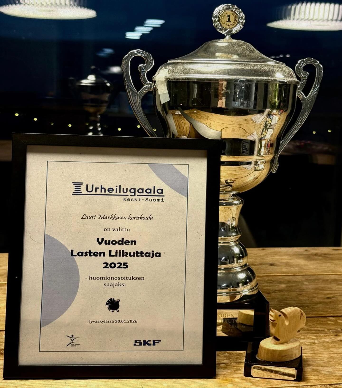 Lauri Markkasen Koriskoulu palkittiin Keski-Suomen Urheilugaalassa vuoden lasten liikuttajana, palkinnon nouti JBA:n varapuheenjohtaja Mikko Valtonen. Lämmin kiitos kaikille toiminnassa mukana oleville seuroille, tukijoille, ohjaajille ja vapaaehtoisille!
Raadin perustelut:
JBA:n, HoNsU:n, SäyRi:n, MU:n, LU:n ja Huiman järjestämät ja yhteistyökumppaneiden mahdollistamat täysin maksuttomat Lauri Markkasen Koriskoulut ovat kahdeksan vuoden ajan tarjonneet yli 4000:lle lapselle iloisen ja innostavan liikuntaharrastuksen riippumatta perheen taustasta tai taloudellisesta tilanteesta.
Toimintaa on kehitetty pitkäjänteisesti ja lasten tarpeet huomioiden. Koriskoulut on laajennettu myös ympäristökuntiin, ja erityistä tukea tarvitseville lapsille on perustettu soveltavan liikunnan ryhmä. Koriskouluiän ylittäneille nuorille tarjotaan matalan kynnyksen harrastustoimintaa, ja niille tytöille ja pojille, jotka haluavat edetä kilpailulliseen toimintaan, on luotu sujuva polku Koriskoulusta juniorijoukkueisiin.
Lauri Markkasen Koriskoulut edistävät yhdenvertaisuutta, liikunnan iloa ja elinikäistä harrastamista, ja ovat esimerkillinen toimija lasten liikuttamisessa.
Huom! Koriskouluihin voi tulla mukaan myös kesken kauden, ilmoittaudu äkkiä täältä!
👉 www.koriskoulu.fi
#laurimarkkasenkoriskoulu
📸 Iina Kautto & Harri Kapustamäki