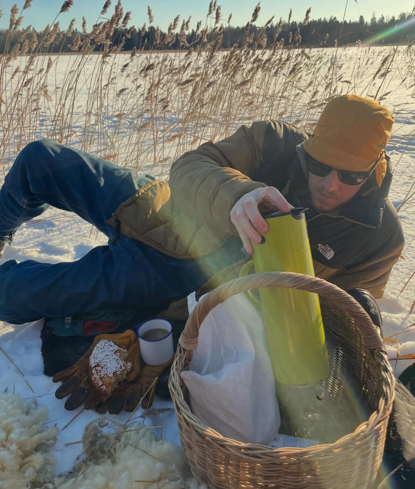 När man glömmer ta med något att skära upp kardemummakakan med funkar det bra med en skridsko 😅
Det var inte bara för din kreativa problemslösningsförmåga jag valde dig men det är absolut en av dina charmigaste egenskaper ❤️❤️
/J