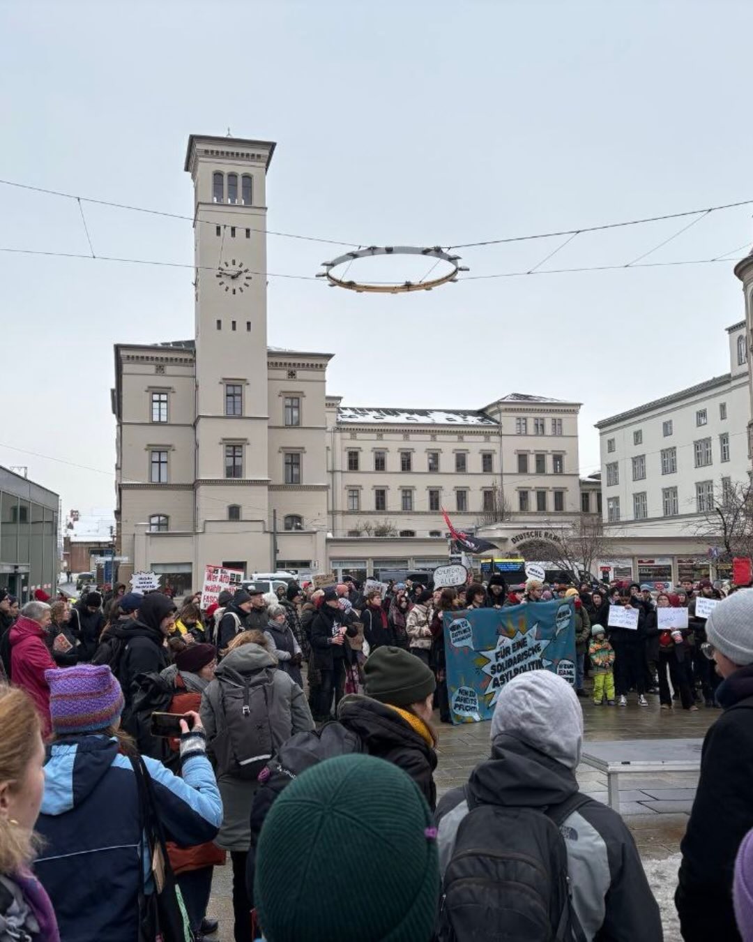 Gemeinsam laut für eine solidarische Asylpolitik. Niemand ist illegal. 📢🗣️
Letzte Woche waren wir auf der Demo: „Gemeinsam für eine solidarische Asylpolitik“. Wir stehen zusammen gegen Ausgrenzung und Entrechtung. Für eine Asylpolitik, die Menschen schützt statt sie zu bestrafen. Für Teilhabe, Würde und echte Solidarität. Unsere Stimmen sind laut – und wir werden nicht leiser, bis Gerechtigkeit Realität wird.
#asyl #asylpolitik #demo #demoday #erfurt