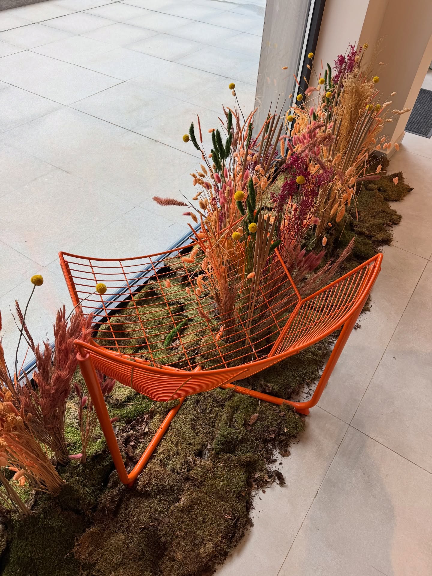 След месеца на влюбените е време за женския месец. А с него е време и за новата ни витрина! Нежна, цветна и жива. 🌸