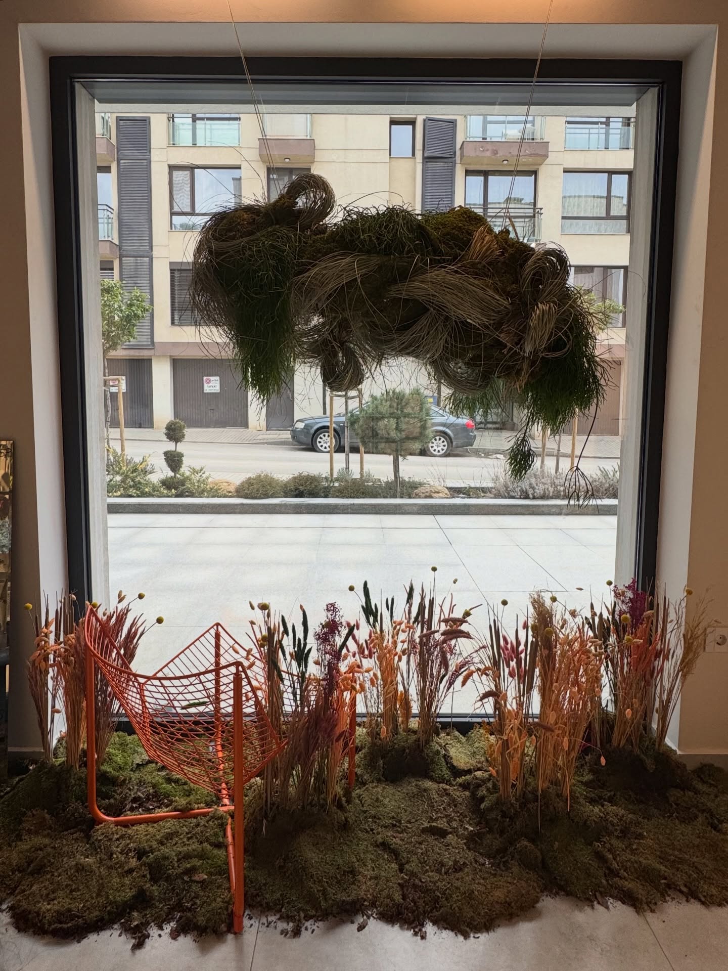 След месеца на влюбените е време за женския месец. А с него е време и за новата ни витрина! Нежна, цветна и жива. 🌸