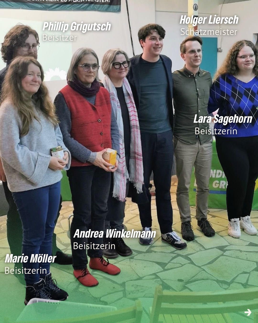 Neuer Vorstand gewählt 🌻
Wir haben unseren Kreisvorstand neu aufgestellt. Die neuen Sprecher*innen wollen anpacken: authentisch, sichtbar & zugewandt.
Als Sprecher*innen wurden die Gemeindekirchenrätin und OMA GEGEN RECHTS Renate Wanner-Hopp (65) und angehender Staatswissenschaftler Vincent Kolipost (22) gewählt, der zugleich auch als Beisitzer im Landesvorstand aktiv ist. Beide waren bisher schon als Beisitzer*innen im Kreisvorstand aktiv. Holger Liersch (38) wurde als Schatzmeister gewählt und kehrt nach seiner Zeit als Sprecher zurück zu seinen Wurzeln. Als Beisitzer*innen vervollständigen Marie Möller (36), Lara Sagehorn (24), Andrea Winkelmann (61) und Phillip Grigutsch (37) den Vorstand. Wir danken insbesondere Laura Wahl für die intensiven Jahre als Kreissprecherin. Sie hat den Verband erfolgreich durch mehrere Wahlkämpfe geführt und hat sich entschlossen, nicht nochmal anzutreten.
Unser Anspruch ist klar: 2029 im Stadtrat wieder mit voller Kraft gestalten und als Erfurter Bündnisgrüne einen entscheidenden Beitrag für den Wiedereinzug in den Thüringer Landtag leisten.
Danke für das Vertrauen – wir freuen uns auf die kommenden Aufgaben. 💚
#grüneerfurt #erfurt #vorstand #mitgliederversammlung #kommunalpolitik