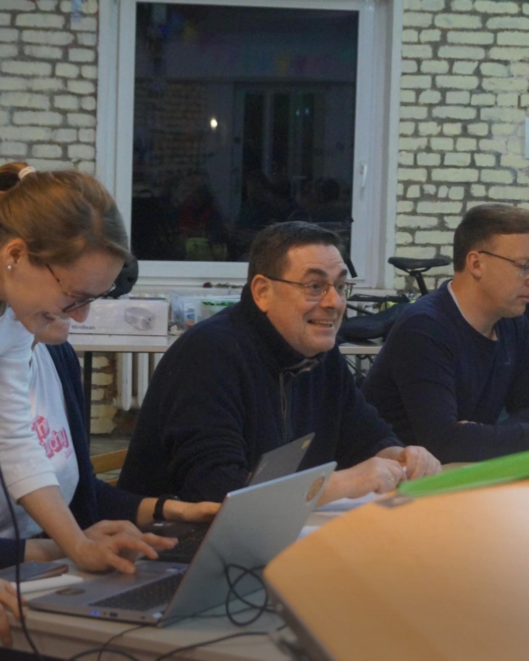 Danke an alle, die bei unserer Mitgliederversammlung dabei waren und mitgestaltet haben!💚
Auf Tagesordnung stand nicht nur die Wahl des Vorstands, sondern auch verschiedene Berichte.
Danke an @jasperrobeck für sein Quiz🧐und dem Bericht aus dem Stadtrat.🏛️
Wir freuen uns auf die kommende Amtszeit!
#vorstand #vorstandswahl #mitgliederversammlung #grüneerfurt #erfurt