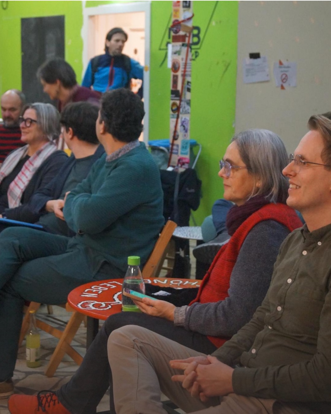 Danke an alle, die bei unserer Mitgliederversammlung dabei waren und mitgestaltet haben!💚
Auf Tagesordnung stand nicht nur die Wahl des Vorstands, sondern auch verschiedene Berichte.
Danke an @jasperrobeck für sein Quiz🧐und dem Bericht aus dem Stadtrat.🏛️
Wir freuen uns auf die kommende Amtszeit!
#vorstand #vorstandswahl #mitgliederversammlung #grüneerfurt #erfurt