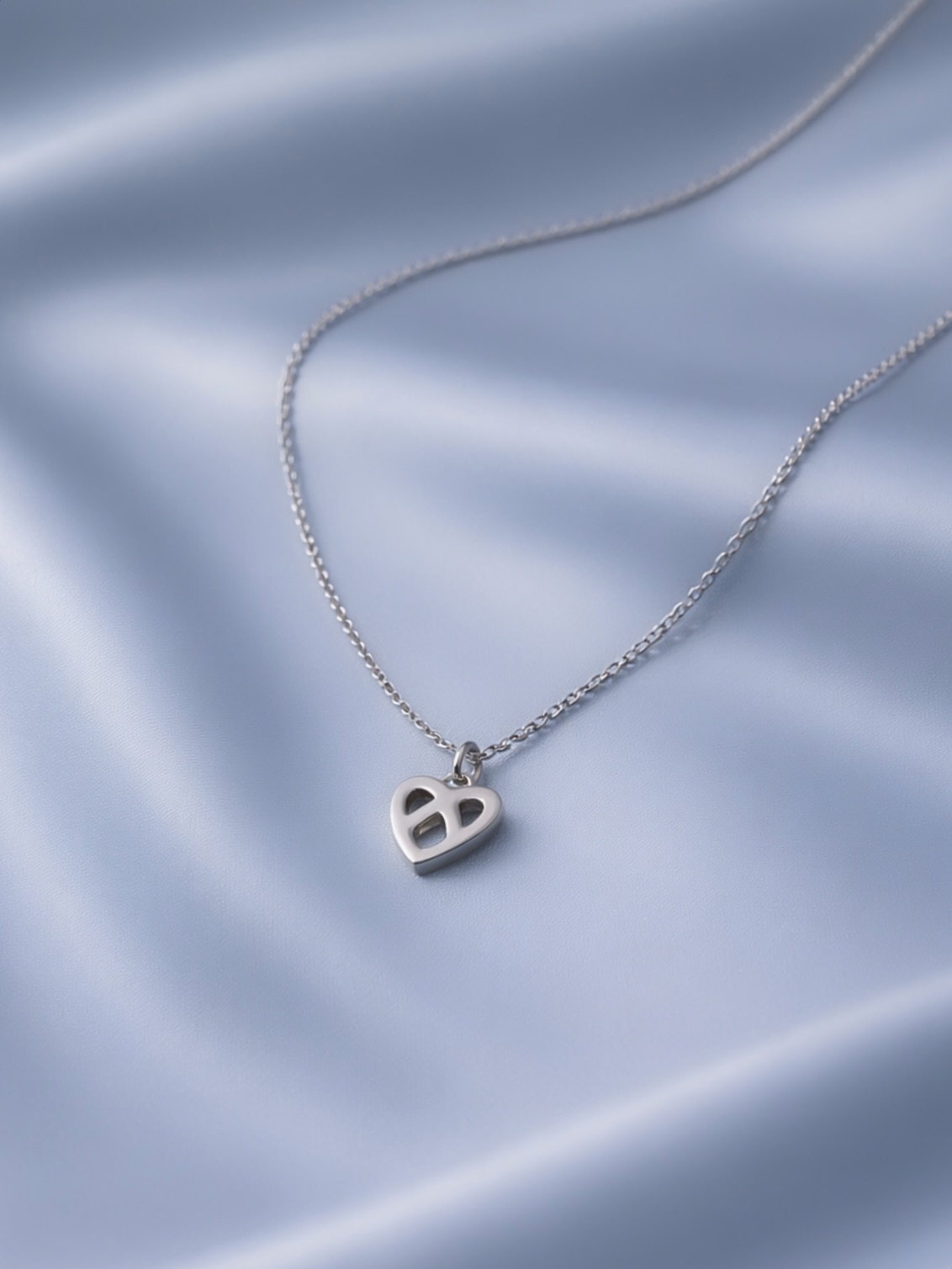 Nouvelle necklace 🤍
Ett hjärta nära ditt eget. Ett smycke att bära varje dag. 🤍
#madeinsweden #smycken #byelinkarl