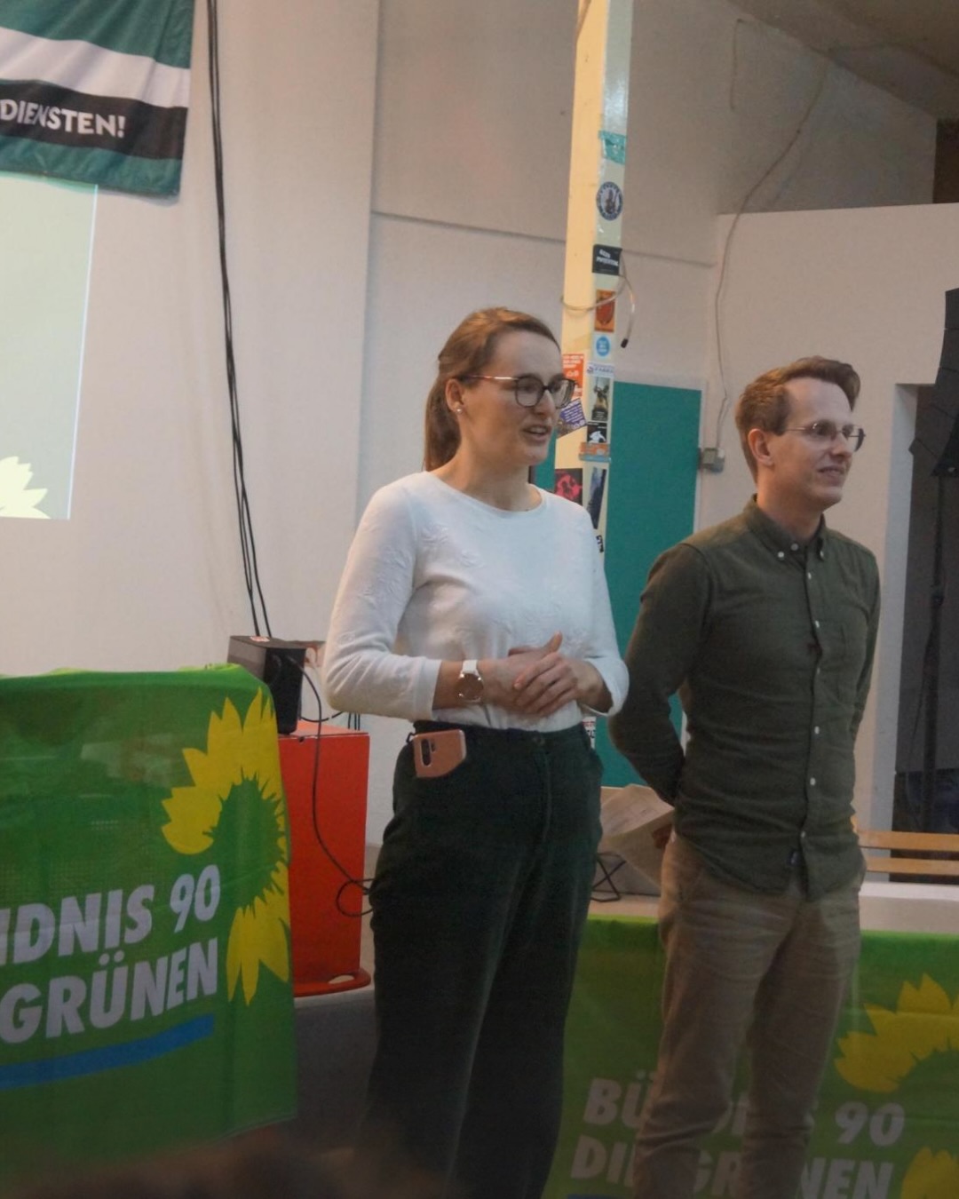 Danke an alle, die bei unserer Mitgliederversammlung dabei waren und mitgestaltet haben!💚
Auf Tagesordnung stand nicht nur die Wahl des Vorstands, sondern auch verschiedene Berichte.
Danke an @jasperrobeck für sein Quiz🧐und dem Bericht aus dem Stadtrat.🏛️
Wir freuen uns auf die kommende Amtszeit!
#vorstand #vorstandswahl #mitgliederversammlung #grüneerfurt #erfurt