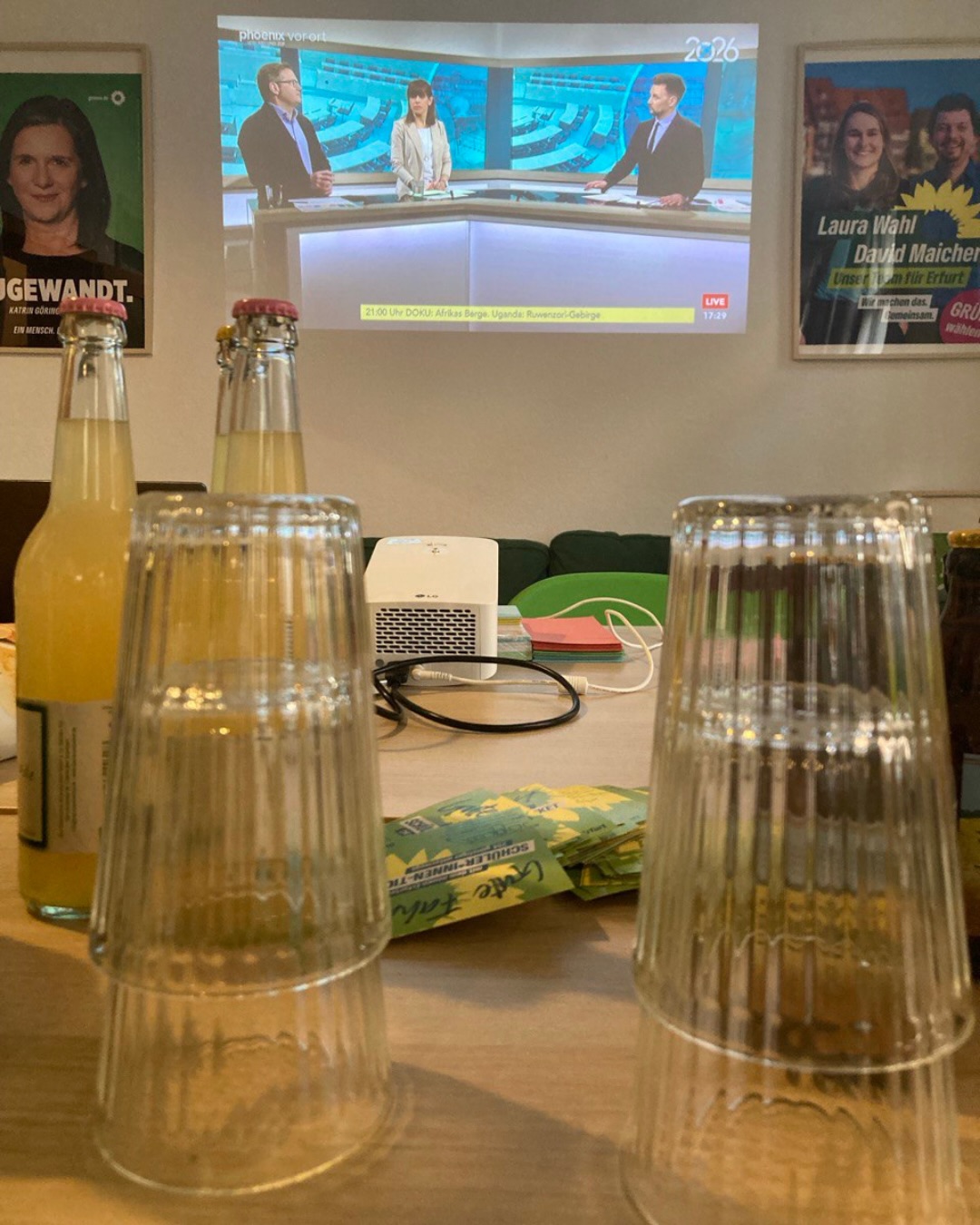 Mit Rückenwind ins Wahljahr 2026! 💨🗳️
Bündnis 90/ Die Grünen können Wahlen gewinnen.
Mit Pragmatismus und als Menschengewinner, der mit Erfahrung und einer klaren Haltung angetreten ist. @cem.oezdemir machte den Menschen in Baden-Württemberg und auch seinen politischen Konkurrenten deutlich, dass Glaubwürdigkeit und Nahbarkeit bei den Wählerinnen und Wählern überzeugen.
Wir haben den spannenden Wahlabend gemeinsam verfolgt und uns über die historische Aufholjagd gefreut. Herzlichen Glückwunsch geht an die @gruenebw und den zukünftigen ✨Minischderpräsident✨ @cem.oezdemir.
Bei der Kommunalwahl in Bayern konnten unsere bündnisgrünen Freundinnen und Freunde ebenfalls Erfolge feiern. Ein besonderer Glückwunsch geht an unseren Partnerkreisverband @gruenes_bamberg :
Mit @jonas_gluesenkamp haben sie die Stichwahl um das Oberbürgermeisteramt erreicht.
Für die nächste Runde sind die Daumen gedrückt. 🙏
#erfurt #grüneerfurt #2ö26 #landtagswahlbawü #kommunalwahl2026