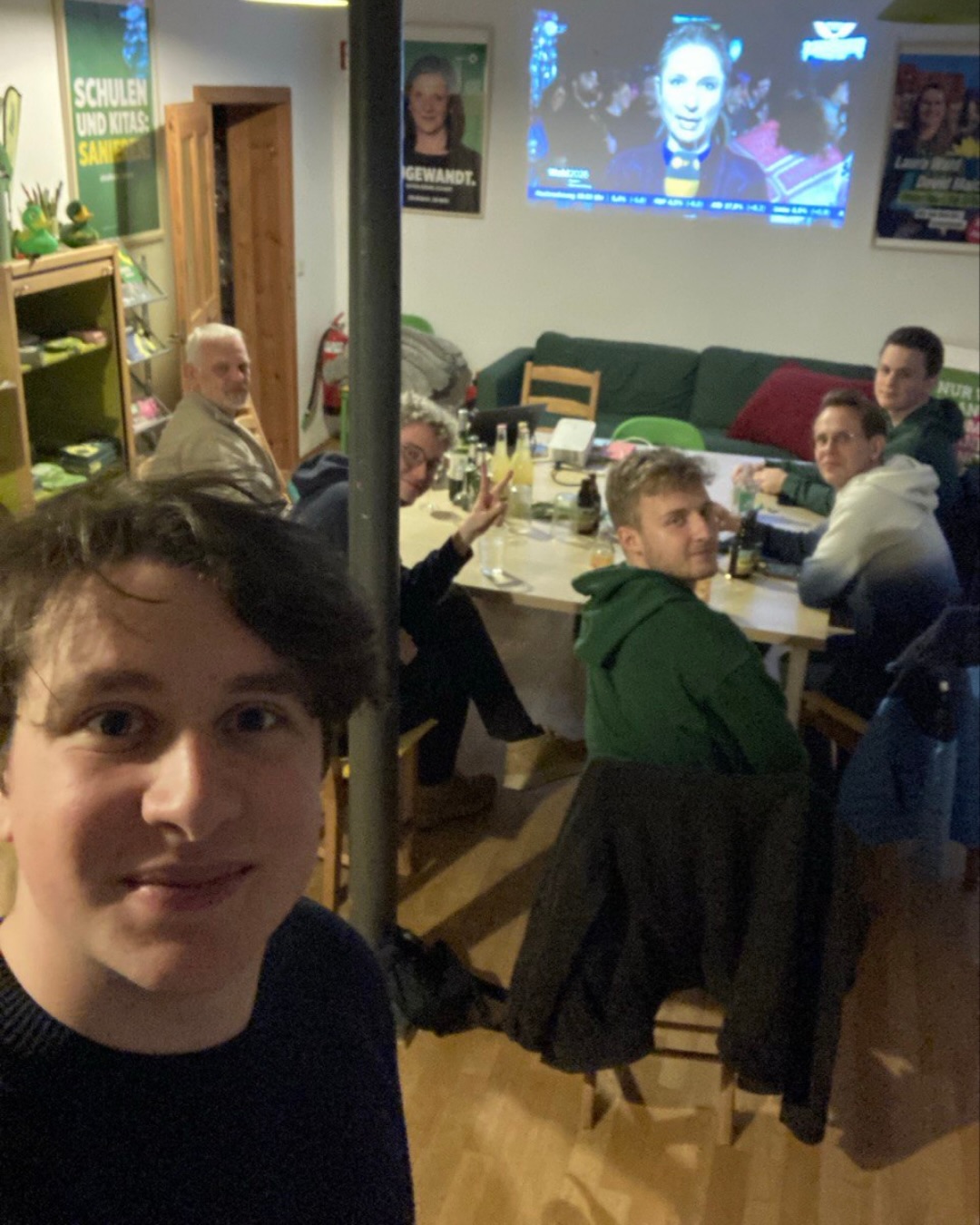 Mit Rückenwind ins Wahljahr 2026! 💨🗳️
Bündnis 90/ Die Grünen können Wahlen gewinnen.
Mit Pragmatismus und als Menschengewinner, der mit Erfahrung und einer klaren Haltung angetreten ist. @cem.oezdemir machte den Menschen in Baden-Württemberg und auch seinen politischen Konkurrenten deutlich, dass Glaubwürdigkeit und Nahbarkeit bei den Wählerinnen und Wählern überzeugen.
Wir haben den spannenden Wahlabend gemeinsam verfolgt und uns über die historische Aufholjagd gefreut. Herzlichen Glückwunsch geht an die @gruenebw und den zukünftigen ✨Minischderpräsident✨ @cem.oezdemir.
Bei der Kommunalwahl in Bayern konnten unsere bündnisgrünen Freundinnen und Freunde ebenfalls Erfolge feiern. Ein besonderer Glückwunsch geht an unseren Partnerkreisverband @gruenes_bamberg :
Mit @jonas_gluesenkamp haben sie die Stichwahl um das Oberbürgermeisteramt erreicht.
Für die nächste Runde sind die Daumen gedrückt. 🙏
#erfurt #grüneerfurt #2ö26 #landtagswahlbawü #kommunalwahl2026