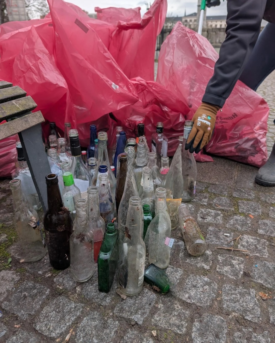 ♻️ Beim gestrigen Frühjahrsputz haben viele engagierte Helfer*innen den Park von Müll befreit. Ein großes Dankeschön an alle Aktiven von Grüne Erfurt, Foodsharing Erfurt, Naturfreunde Erfurt und Omas gegen Rechts Erfurt, die mit angepackt haben!
Zusammen machen wir unsere Stadt Stück für Stück sauberer und lebenswerter. 💚
#frühjahrsputz #frühjahrsputzerfurt #müll #grüneerfurt #erfurt