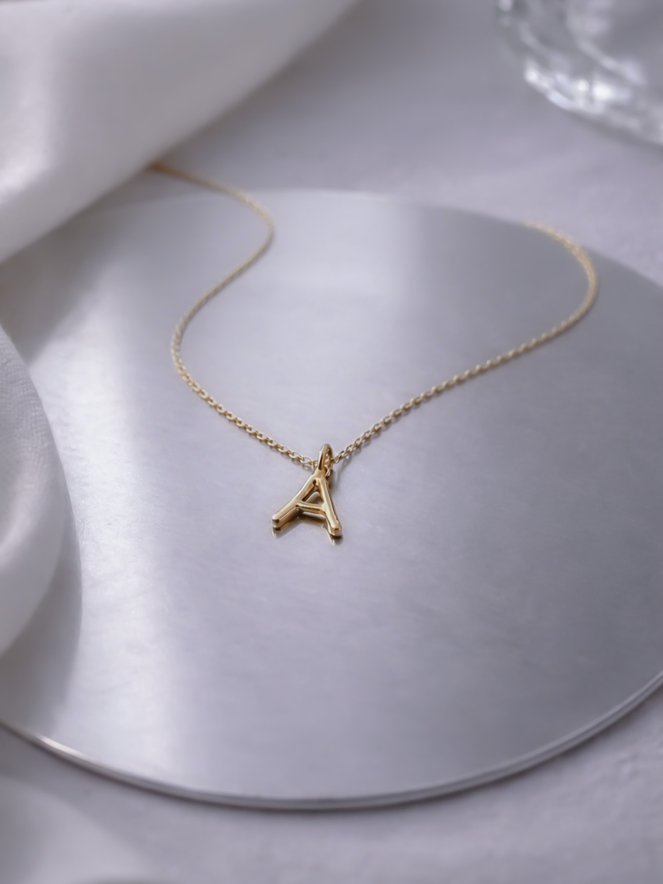Petite Letter ❤️
En handgjord bokstav att bära nära hjärtat. 🥰
Välj 18k rödguld eller sterlingsilver.
elinkarl.se