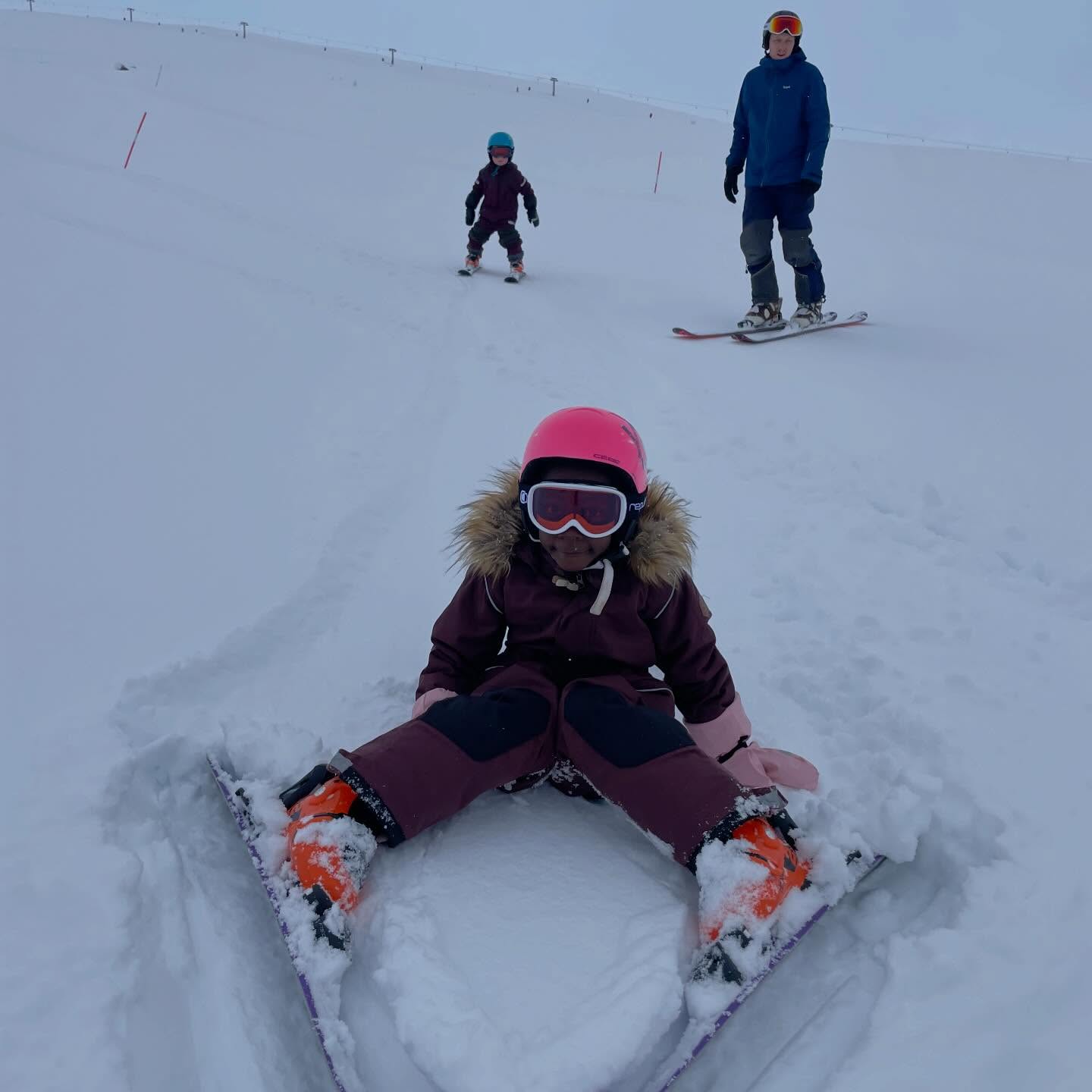 Vad har vi gjort 😱 Varför har vi lärt våra barn åka utför (man kan inte riktigt kalla det slalom🫣)? Jag gillar ju inte att åka utför. Kanske något åk någon gång ibland men inte hänga hela dagar eller veckor i backen. Och nu har vi själva skapat två individer som inte vill göra något annat 😅
Tur pappan kan tänka sig åka med dem (han försöker hitta sin nya identitet som skidåkare eftersom han inte längre platsar i parken eller skogen) så får mamman och bebis harva på i något skidspår på egen hand.
/J