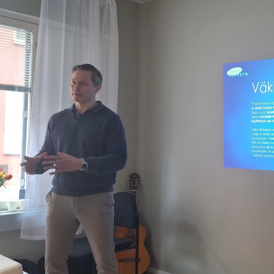 Viime lauantaina saimme jälleen nauttia huikeasta Rosen-täydennyskoulutuspäivästä Helsingissä. 💛
Isot kiitokset upeille kouluttajille Sami Mänty-Aholle ja Jarmo Nykyrille! 🫶
Samin kanssa pääsimme sukeltamaan transferenssin maailmaan, kävimme läpi sen eri muotoja ja terapeuttista tärkeyttä ihmisen kasvulle ja kehitykselle sekä miten suhtaudumme siihen terapeutteina, jotta olemme tietoisia sen vaikutuksista niin itsessämme kuin asiakkaamme toiminnassa. Ryhmissä pääsimme itse keskustelemaan ja reflektoimaan sekä jakamaan omia kokemuksiamme toistemme kanssa.
Jarmo puolestaan vei meidät äänen ja kehon väliseen kokemusmaailmaan.
Hoitopöydillä pääsimme tutkimaan oman äänen vaikutusta kehoomme yhdistettynä toisen ihmisen tukeen ja läsnäoloon. Lopuksi halukkaat pääsivät piirin keskelle fiilistelemään ja kokemaan äänen värähtelyä, resonanssia omassa kehossaan muiden yhdessä synnyttäessä ääntä ympärillä.
#rosenterapia #rosenmenetelmä #rosenmetodi #rosenkehoterapia #kehoterapia #kehomieli #kehotietoisuus #suomenrosenterapeutitry #rosenterapeutti #rosenharjoitusjaksolainen