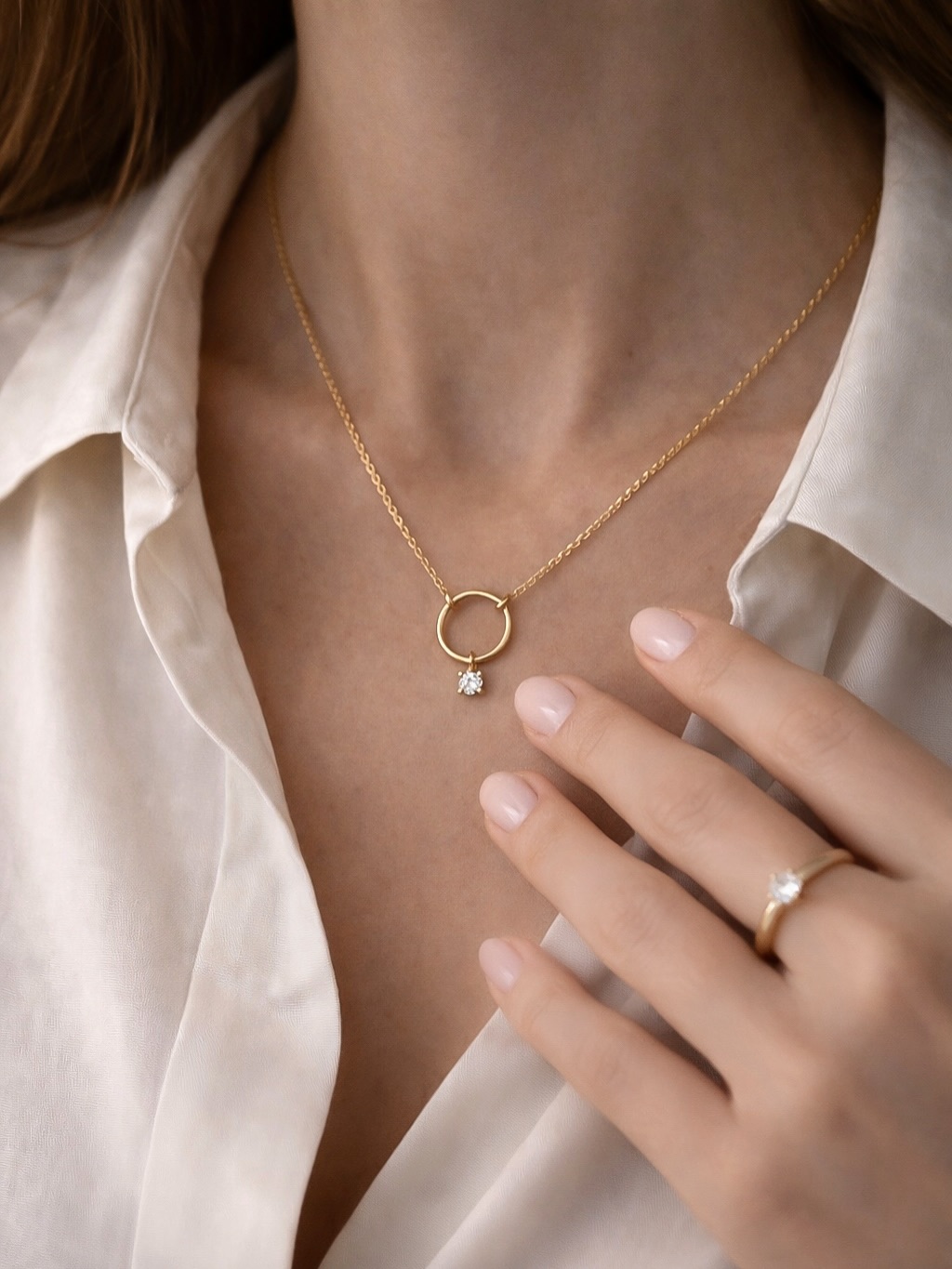 Juni ✨
En hyllning till kärlekens styrka och skönhet.
Inspirerad av Juno, den romerska gudinnan för äktenskap och lojalitet. Den fina cirkeln symboliserar evighet, medan den gnistrande diamanten fångar ljuset i varje ögonblick ni delar.
En perfekt gåva till henne du älskar, för att påminna henne om att hon är din för alltid.
💛
elinkarl.se
#madeinsweden #svenskthantverk #guldhalsband #diamanthalsband #morgongåva