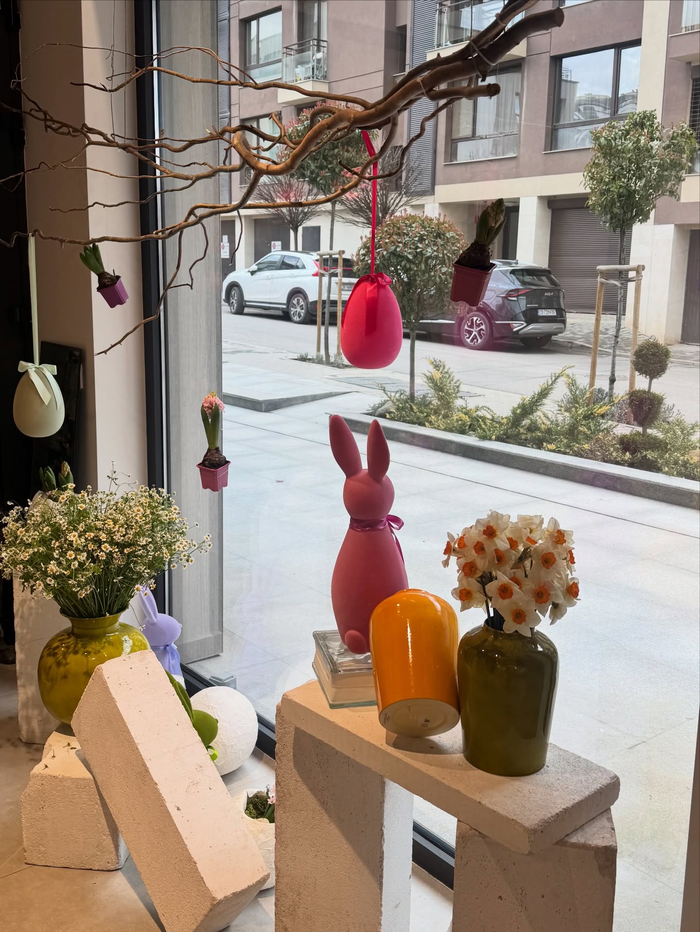 Великденско ни е! 🌸
Тази седмица работим до четвъртък /9.04/включително. И ще отворим врати отново на 14.04/вторник/.
Прекрасна седмица, приятели! 🐣