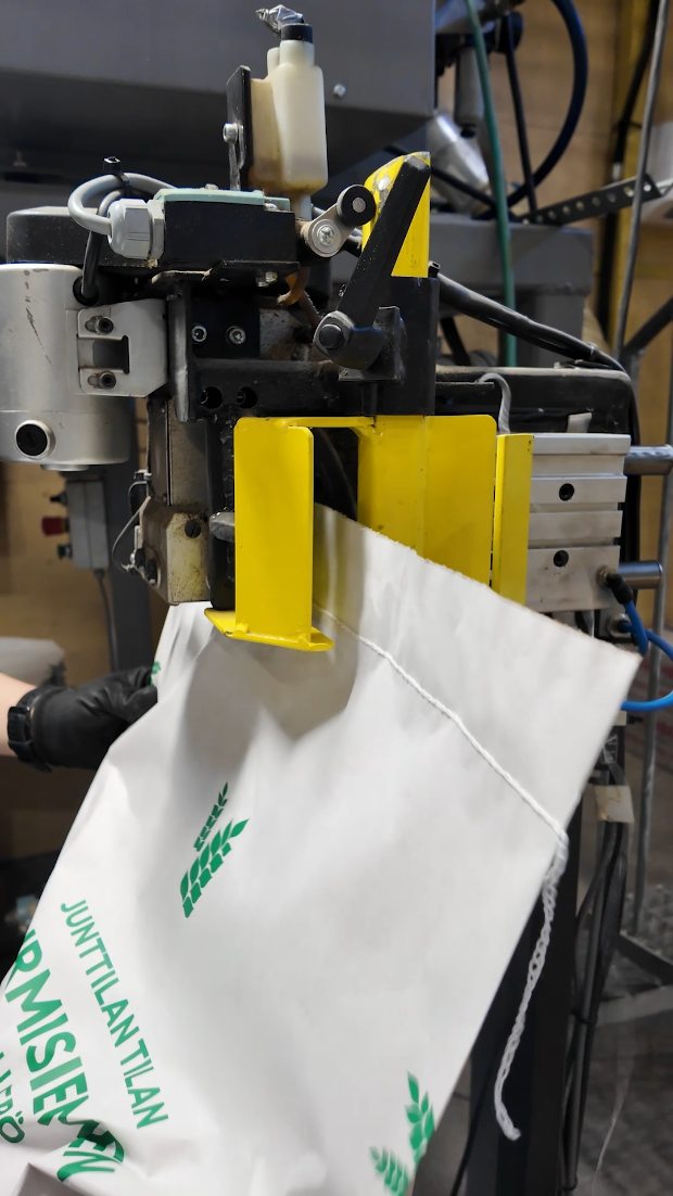 Nurmisiemenpakkaamo ASMR🎶
Kevään edetessä kovaa vauhtia, nurmisiemenpakkaamolla linjasto käy kuumana kun siemeniä ja seoksia pakataan🌱✅
Jos sulla on vielä tarvetta nurmisiemenille tai seoksille niin laita viestiä!🤝
#junttilantila #sastamalastakokosuomeen #sertifioitusiemen