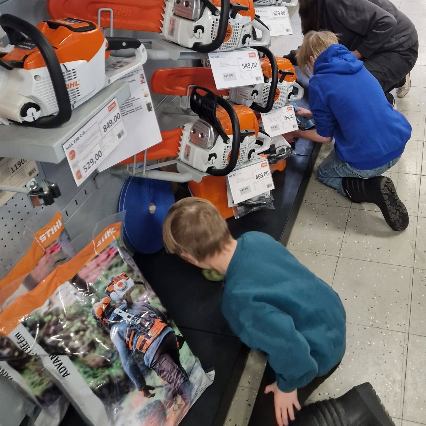 Tänään oli #otalapsimukaantöihinpäivä ja meilläkin oli reippaita apureita työhön tutustumassa.😊