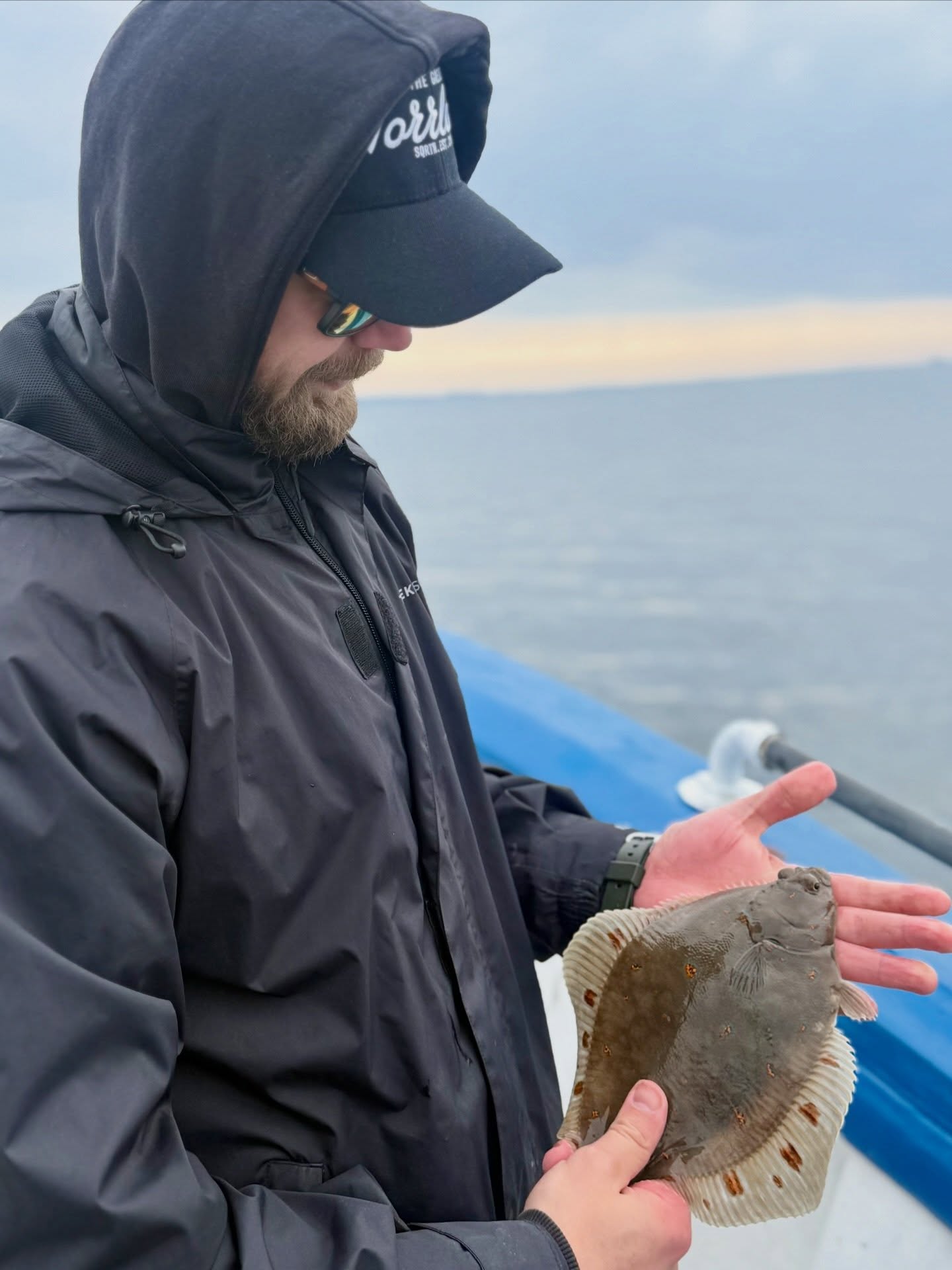 🎣 Härlig dag på sundet!
Dagens metetur började lovande. Redan på första stoppet nappade det hyfsat, men mest i mindre storlekar. Vi valde därför att leta vidare… och det skulle löna sig 👌
Till slut hittade vi rätt och fick ett riktigt fint fiske med skrubba, sandskädda och rödspätta. Dagens toppfisk blev en rödspätta på hela 1,070 kg, riktigt fin! 🔥
Extra kul var det att se vår yngsta gäst ombord briljera och landa sin allra första rödspätta! Stort grattis, det där glömmer man inte! 👏🎣
Stämningen var på topp hela turen med gott fiske, skratt och härligt vårväder ute på Öresund 🌊
👉 Det finns fortfarande platser kvar den 25 april, passa på att boka din plats!
Boka på 070-201 00 88📞